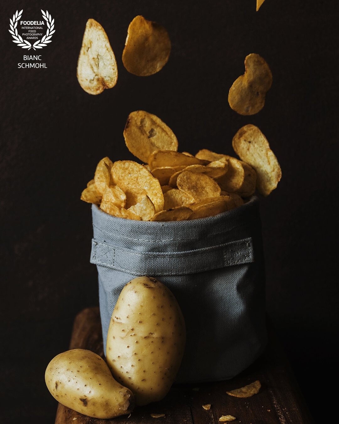 Such a nice treat: eating crispy potatoe chips while watching a movie or series. Snacks in motion! Hence the details with the fresh potatoes in front.