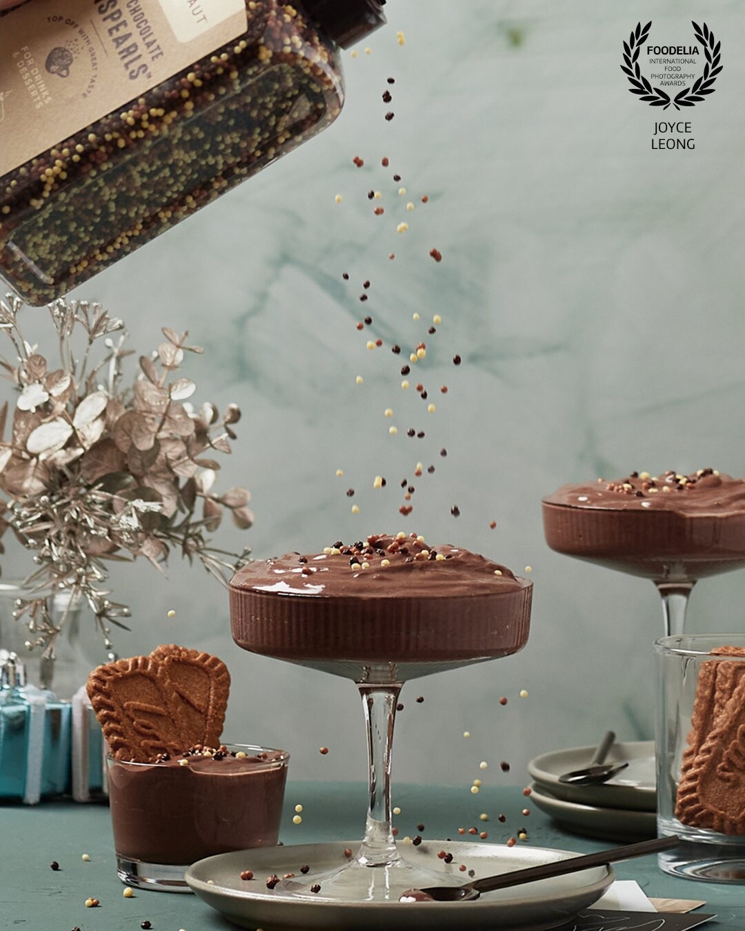 Created to showcase a familiar scene and focused on the contrast between the soft, calm green tones and the energy of the falling chocolate crispearls.