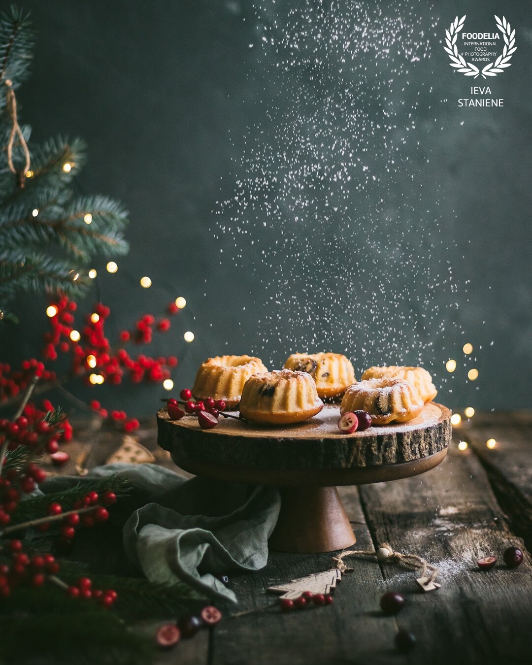I’ve created this festive scene to celebrate upcoming Christmas. The natural light was soft and beautiful that day and it was such a pleasure to work with it. I wanted to imitate snowing on these mini bundt cakes so I didn’t  use my hands in the frame or myself, only that sugar snow.