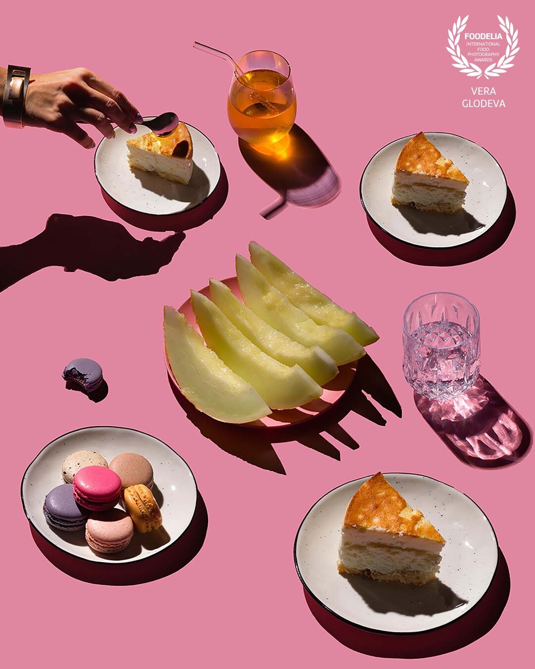 This is a story about an attractive sweet lunch that beckons us with its desserts and bright melon and inspires us with its reflections and shadows.
