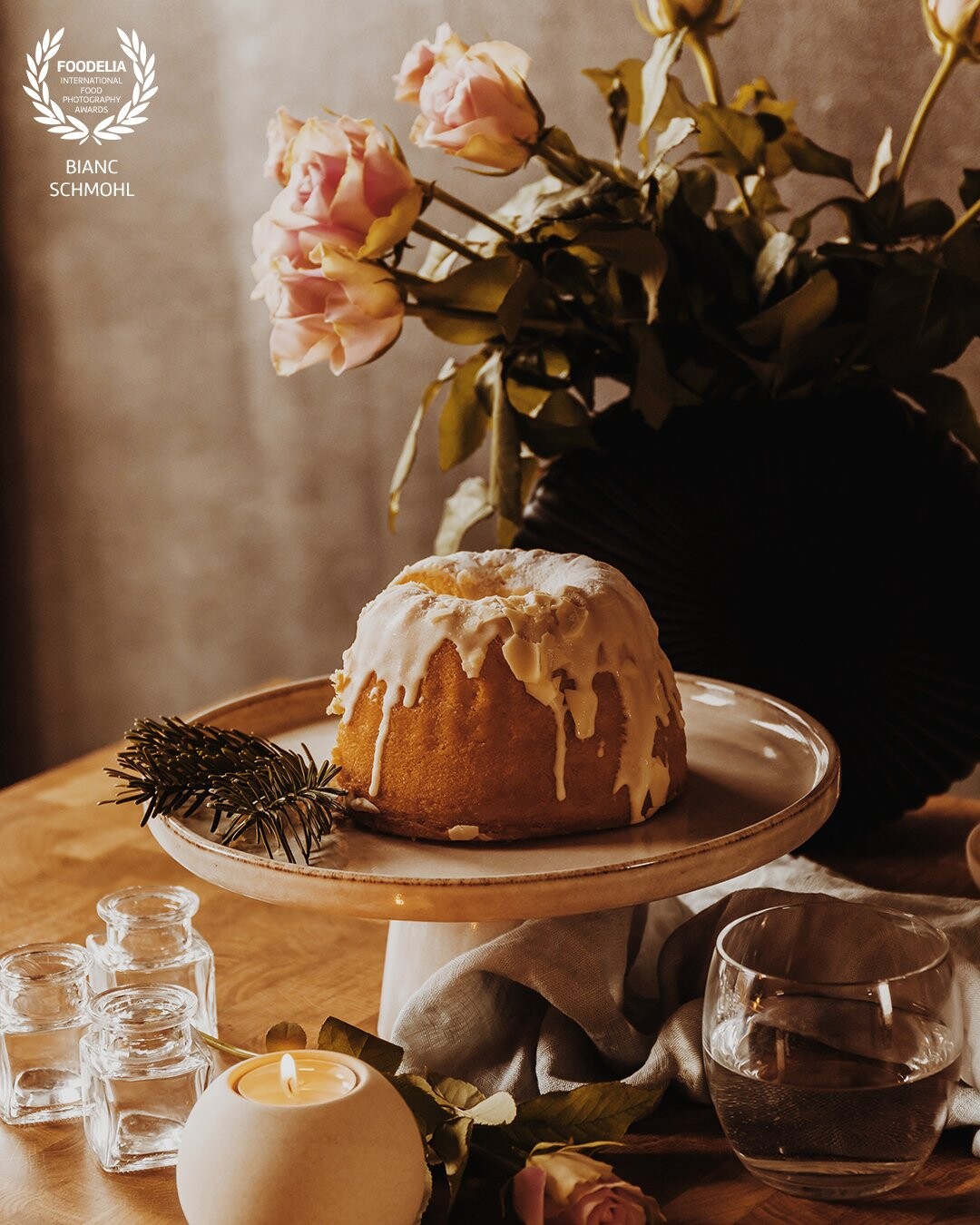 Winter and Christmas period always delivers pictures with such a festive and cosy atmosphere! This bundt cake was of course delicious, and the glaze is the extra 'icing on the cake', literally!