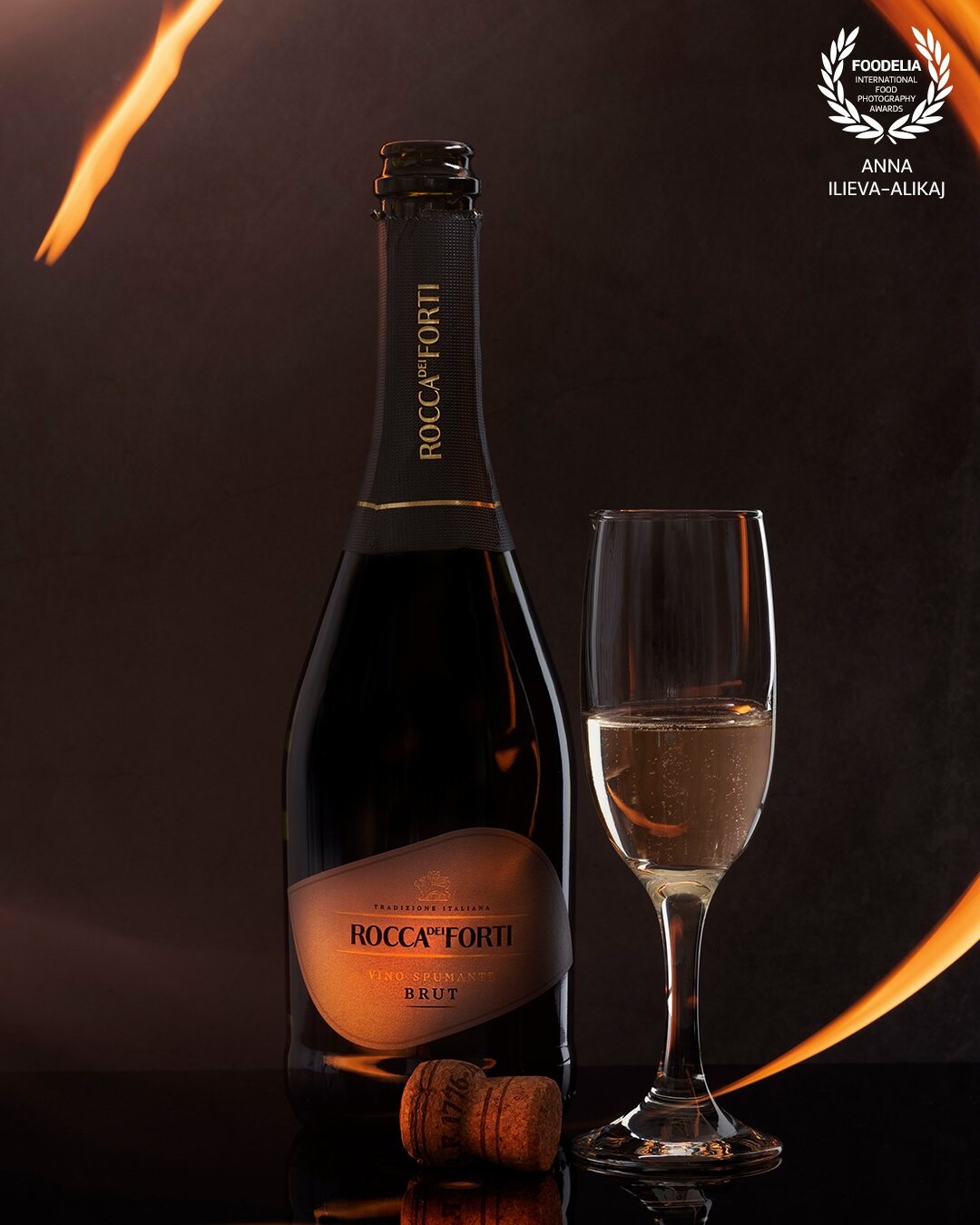Sparkling wine, fireworks and falling "meteorites". For this photo I chose to create a dark mood with illuminating elements to best represent this Italian sparkling wine.
