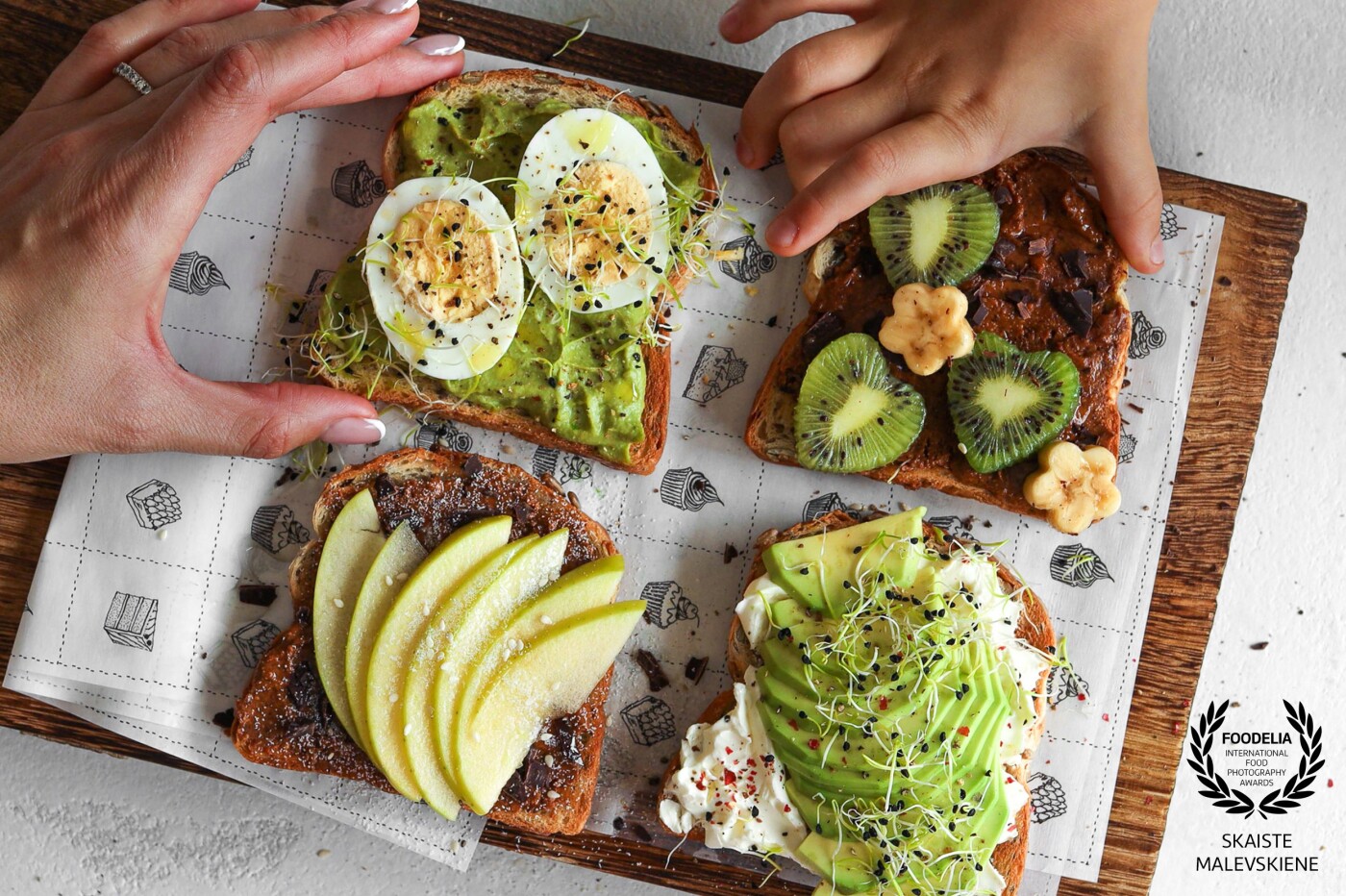 A beautiful, delicious and healthy breakfast toasts. <br />
I like to choose a healthier version of almond (or hazelnut) butter instead of peanuts and all the fruit or berry I have at hand. Green apples and kiwi this time.