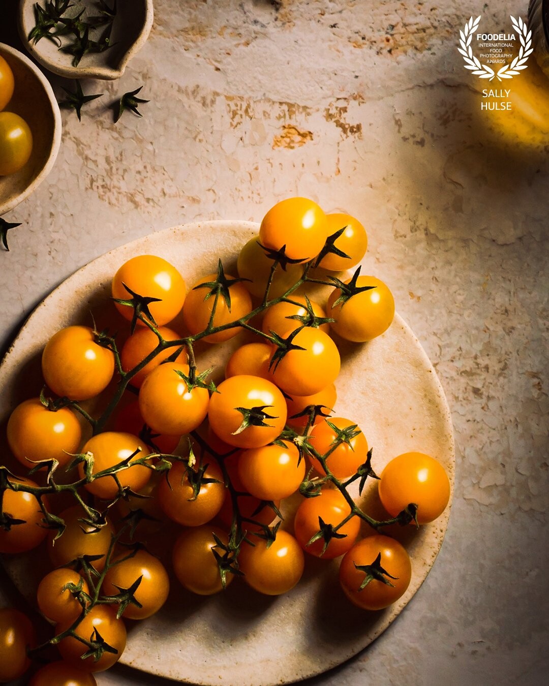 ‘Summer Tomatoes’<br />
The goal here was for a moody shot that helped convey the warmth of summer, the richness of the beautiful flavour of these cherry tomatoes, and the rustic feel of a Tuscan kitchen in the late afternoon.