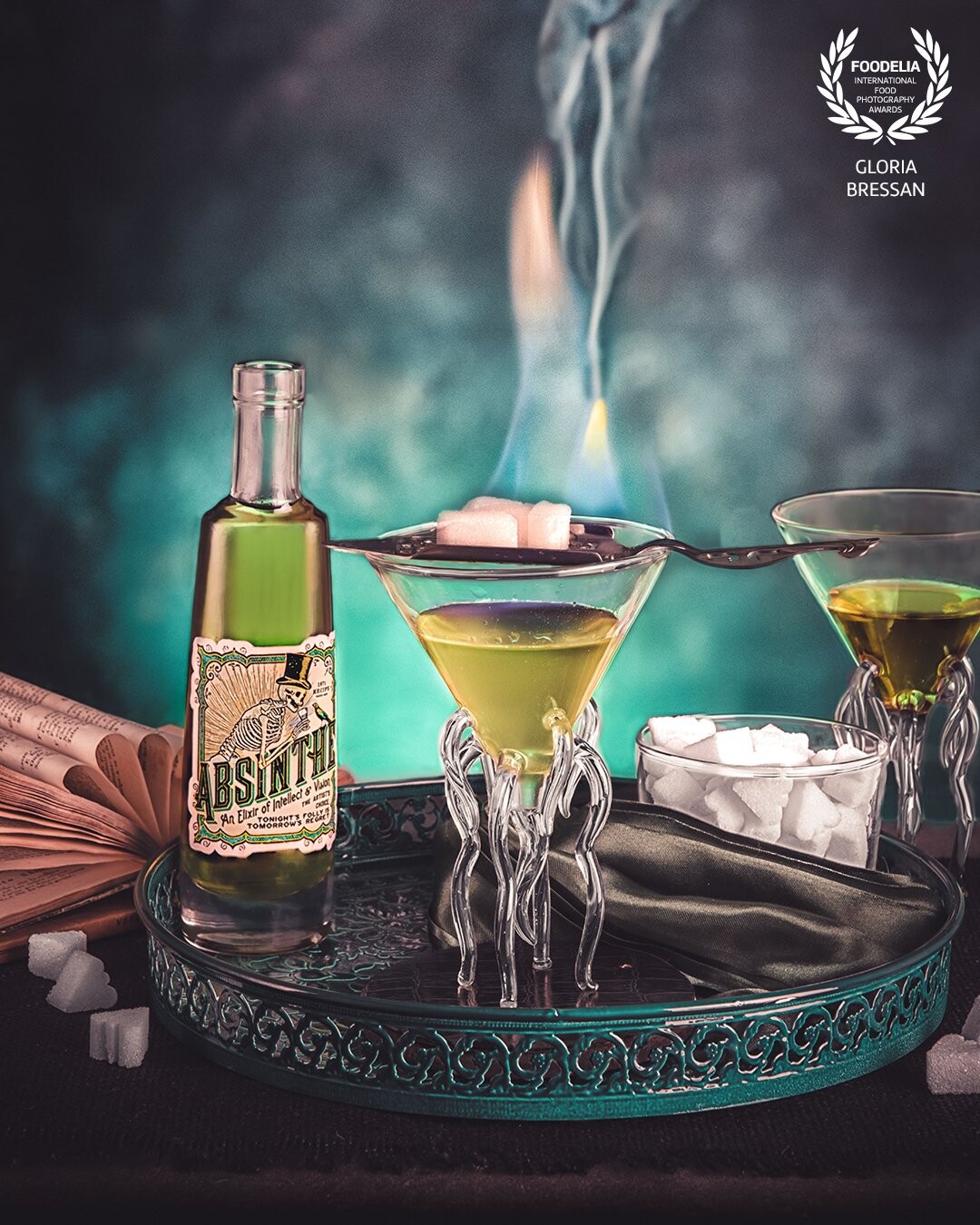 Historical account of a picture. In the last century, Absinthe was considered the liqueur of the damned poets, addicted to drugs and the intoxication of a psychotic ingredient contained in the Artemisia distillate. He called himself the "green fairy" because he was believed to cause hallucinations and for this he was banned from the trade. It was preferably consumed after 5 in the afternoon, until 7, in what began to be called "the green hour". To drink it, it was mixed with water and served by pouring it on a sugar cube placed on a perforated teaspoon placed on the mouth of the glass, then burning the cube. It is said that Vincent van Gogh's "Starry Night" was painted under the effect of absinthe and Oscar Wilde said "" After the first glass, you see things as you wish. After the second, you see things as they are not. Finally, you see things as they really are, which is the most horrible thing in the world. "
