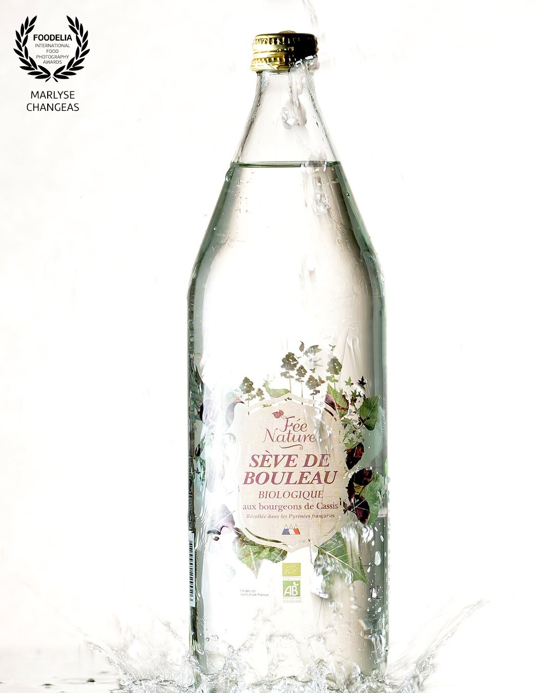 Je devais mettre en avant cette bouteille de sève de bouleau. L’idée était de lui apporter de l’eau en mouvement pour jouer sur la transparence du produit.