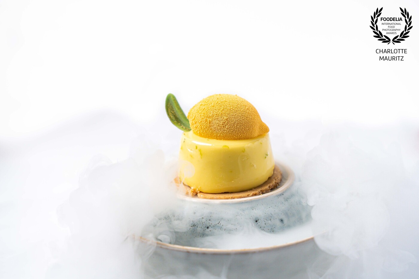 This Lemon pastry was the second subject when trying out the dry ice. The picture is giving me spring vibes but also a bit of magic because of the smoke.