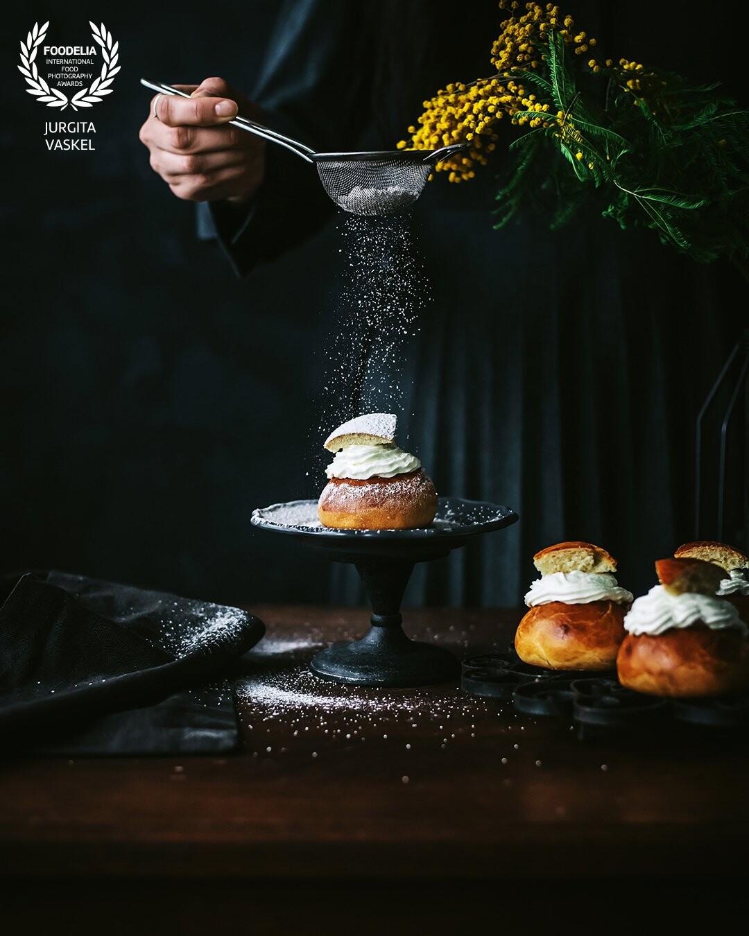 From shadows to the light. Dusting sugar make wonders and create an inspiring scene. These Swedish semlor look even more inviting when dusted with some sweet sprinkles.
