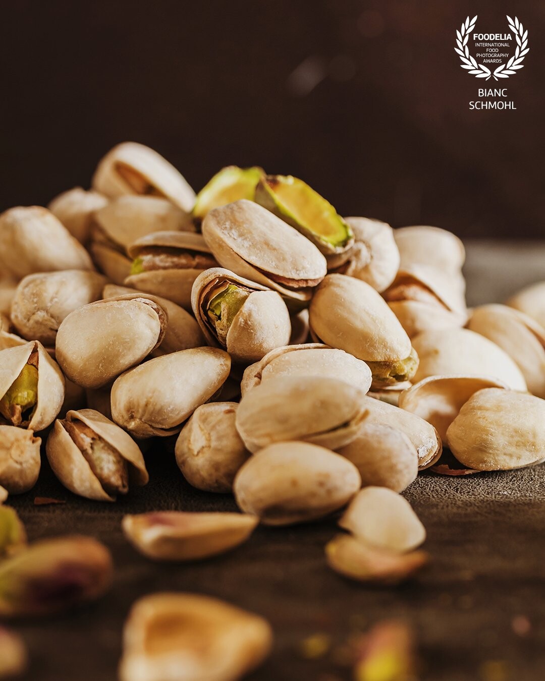 Close up photography and food can be a difficult match, depending on the kind of dish and of course multiple other factors. Pistachios are a nice example of how food close ups can work! No nonsense, but great impact.