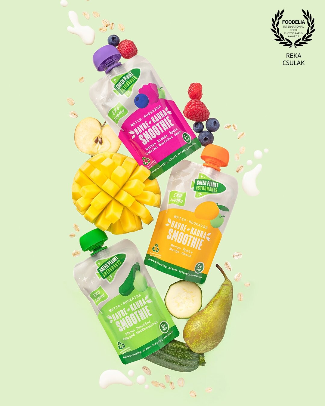 Group image with the Client's smoothies, highlighting oat milk as the unique ingredient of this product group. The raw ingredients are adding freshness and indicate the flavours.