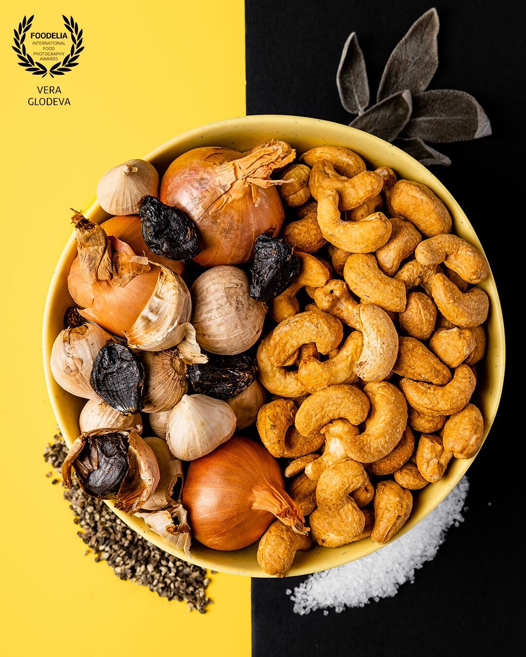 I wanted to show on the picture the flavor combinations of cashews in geometry. And the two colors black and yellow are the two main colors of the brand.