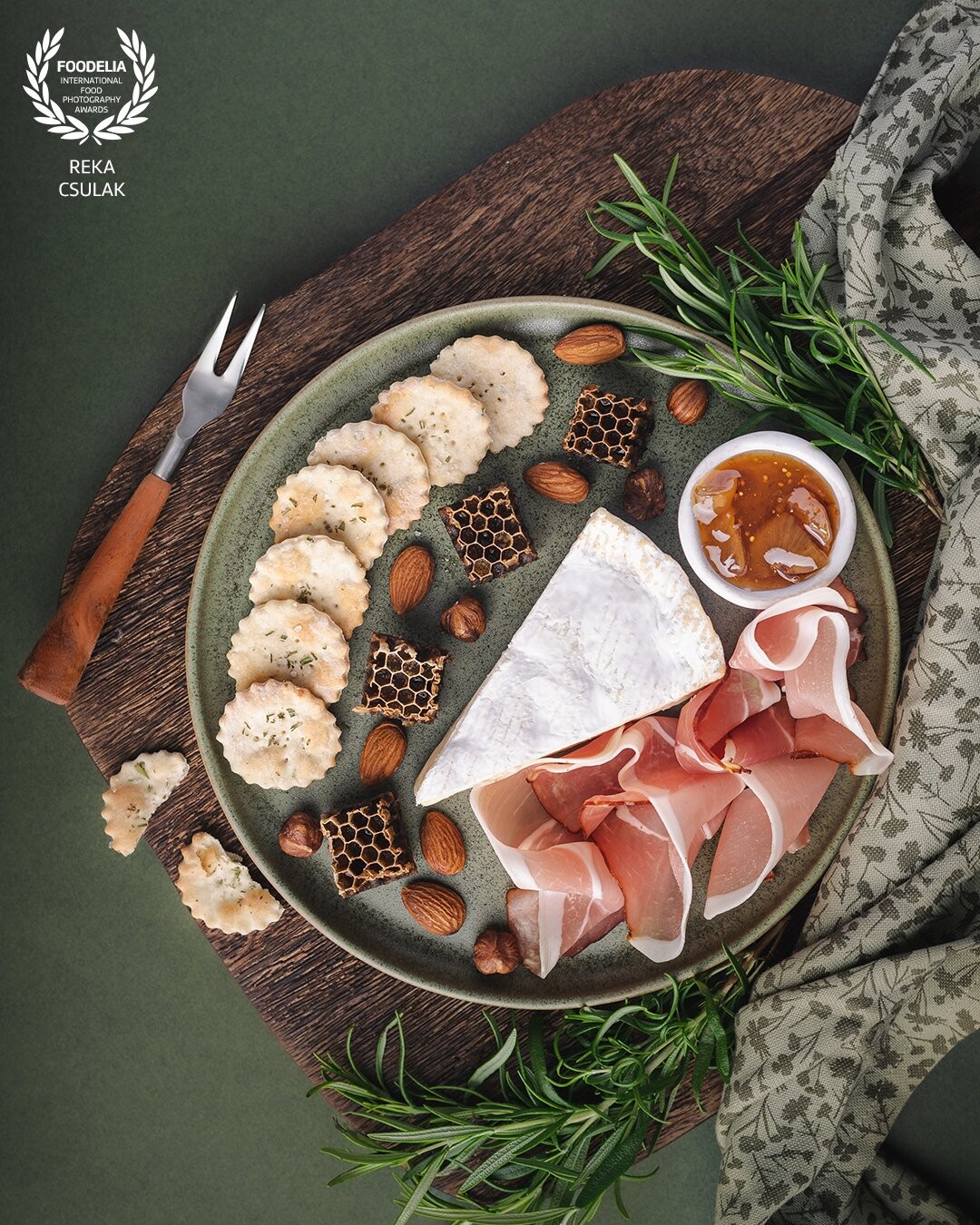 Natural, textured props embrace the premium ingredients of this simple cheeseboard. You need only a little effort to create a plate that has everything that satisfies your inner foodie on a slow moring!