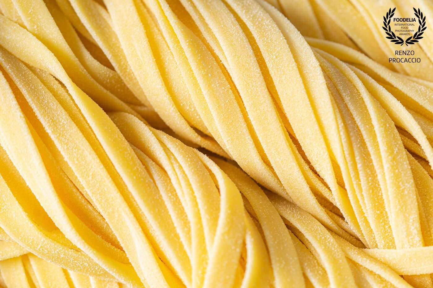 Make this shot was a lot of fun, I was photographing dishes and pasta all day in a pasta factory, almost at the end they decided to take some photos of raw products and as soon as I saw these linguine, I told myself that I had to take a macro shot of them.