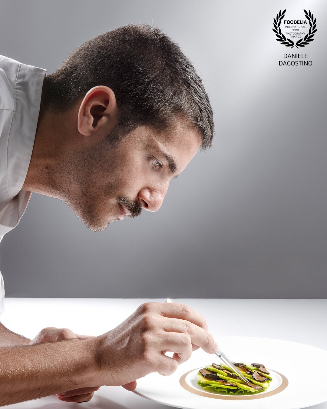 Chefs are like artists but they "paint" flavors for the palate.<br />
The starred Italian chef "Ciro Scamardella" while preparing one of his minimal recipes.