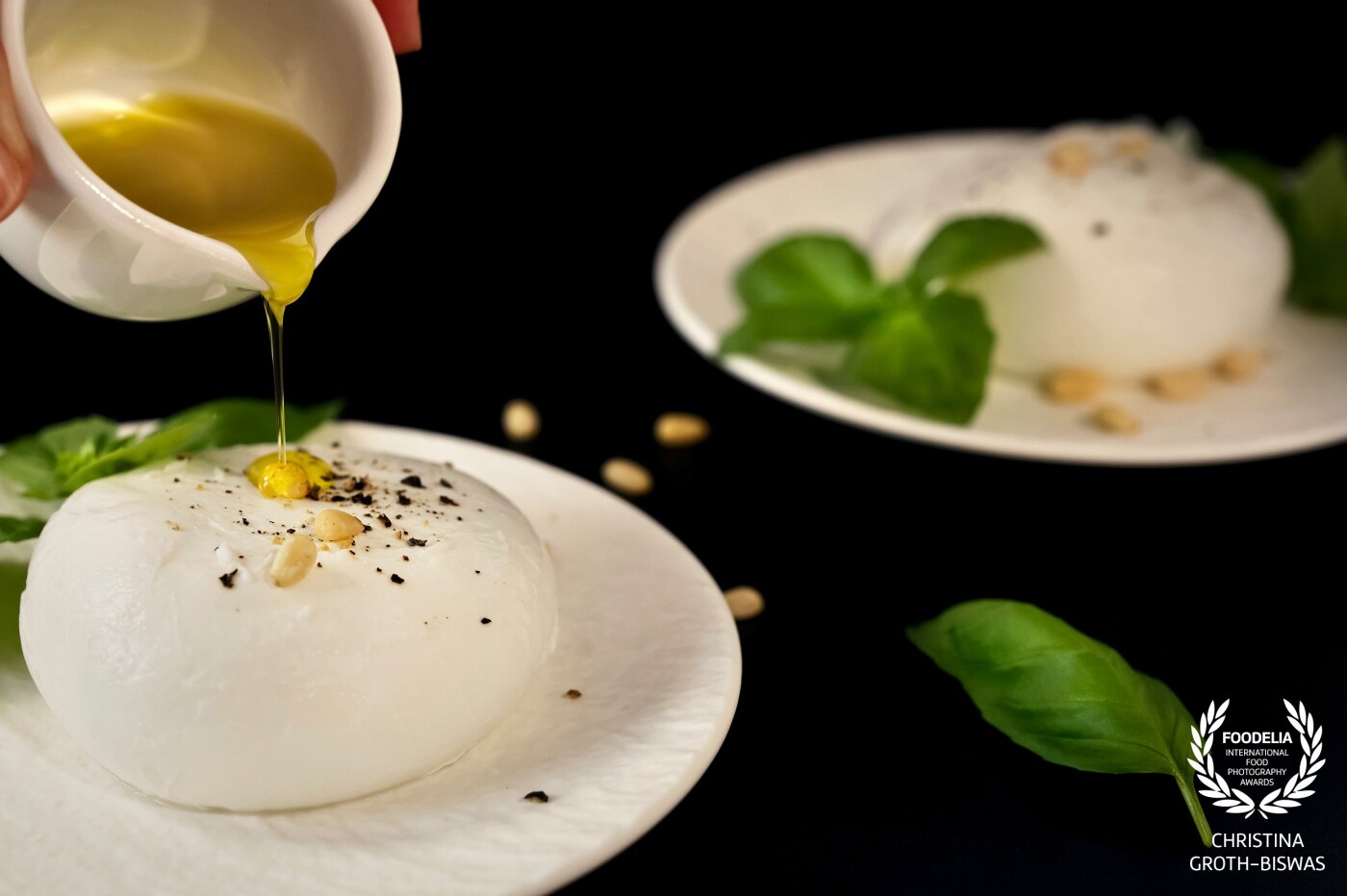 Olive oil and mozzarella cheese, this is a beautiful combination. Add some basil leaves to add additional flavour - and colour to the picture - and you have a perfect quick lunch.