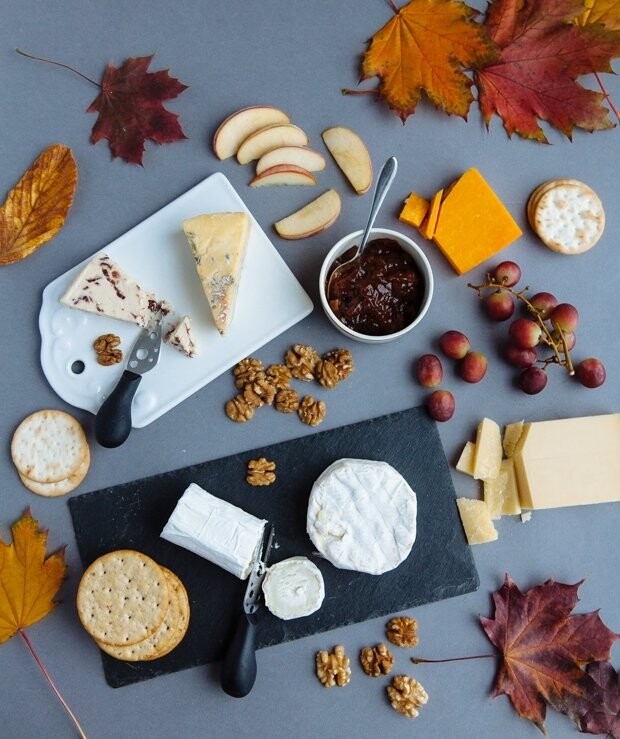The perfect fall cheese platter: I consider cheese platters the best appetiser and the easiest way to start a casual or fancy dinner on a great note. The only thing you need is good quality ingredients: start with a selection of a few cheeses of different textures and pair them with fresh and/or dry food, chutney, jam or honey, some crunchy nuts, crackers or crusty bread.