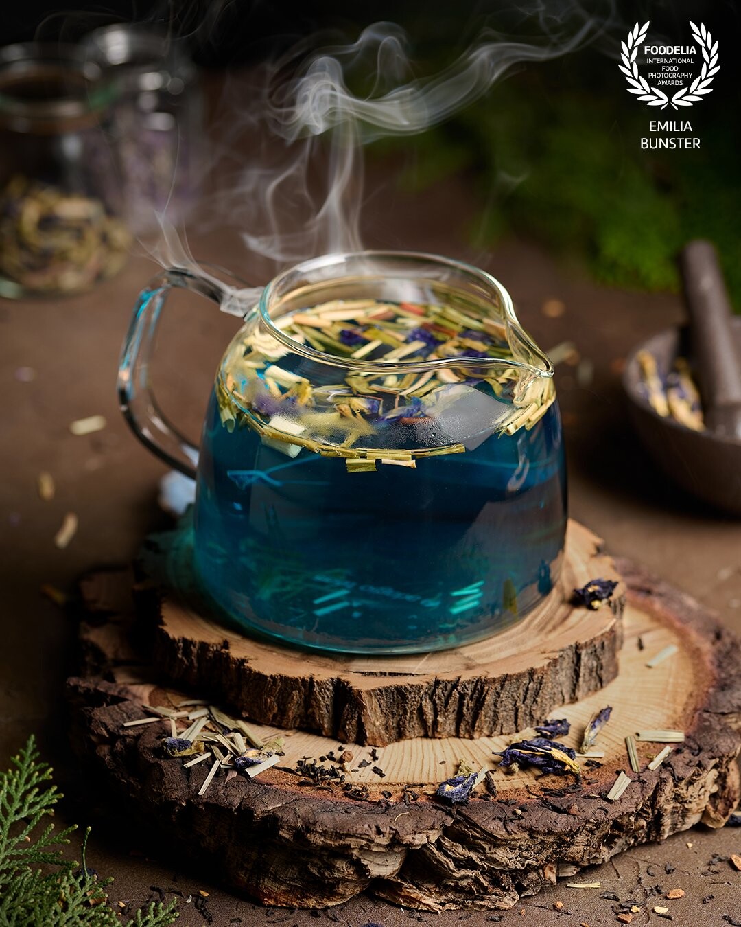 Personal project where I worked with a blue tea, natural elements and steam to try to achieve something mystical but cozy. I must say that this tea from @adagioteaschile is delicious.