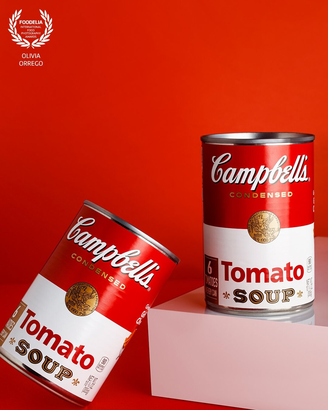 Shooting the iconic Campbell's tomato soup can was a lovely challenge, given its aesthetic, trajectory and recognition for over 150 years of history. Everything was very well planned, from the creation of the bi tonal set using red and white to highlight the product, and reflect the essence of the brand in the capture, as well as giving it a feel of elegance, warmth and love, while still keeping a clean and sober space.