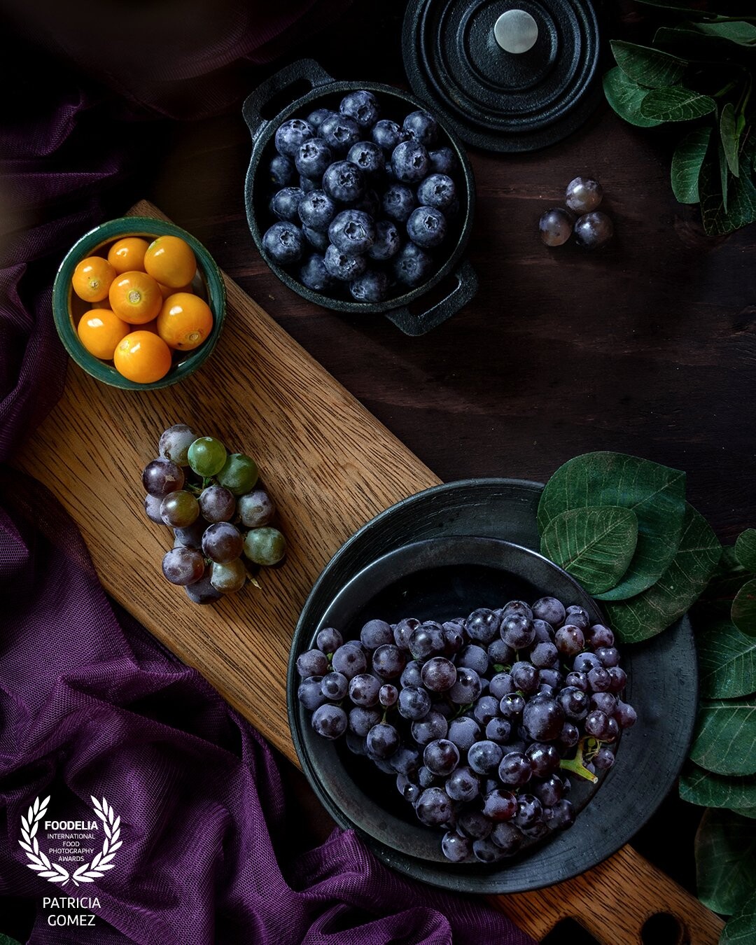 Bodegón de pequeños frutos  dispuestos en mesa.  Para esta imagen utilicé colores complementarios para crear contraste.  Composición en Cenital. Tomada con luz natural.