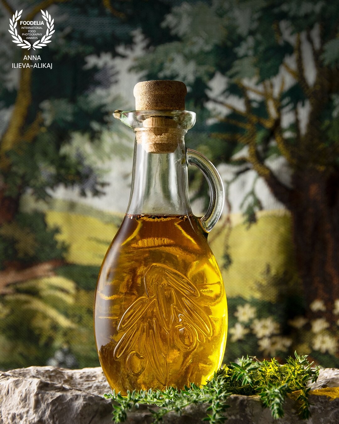 Started with the idea of representing this bottle of olive oil closest to its natural environment,  but had no possibility to take this image outdoor with real olive trees...so, I just recreated the scene in the studio, using artificial lights, natural stone and a beautifull handmade piece of vintage cloth.