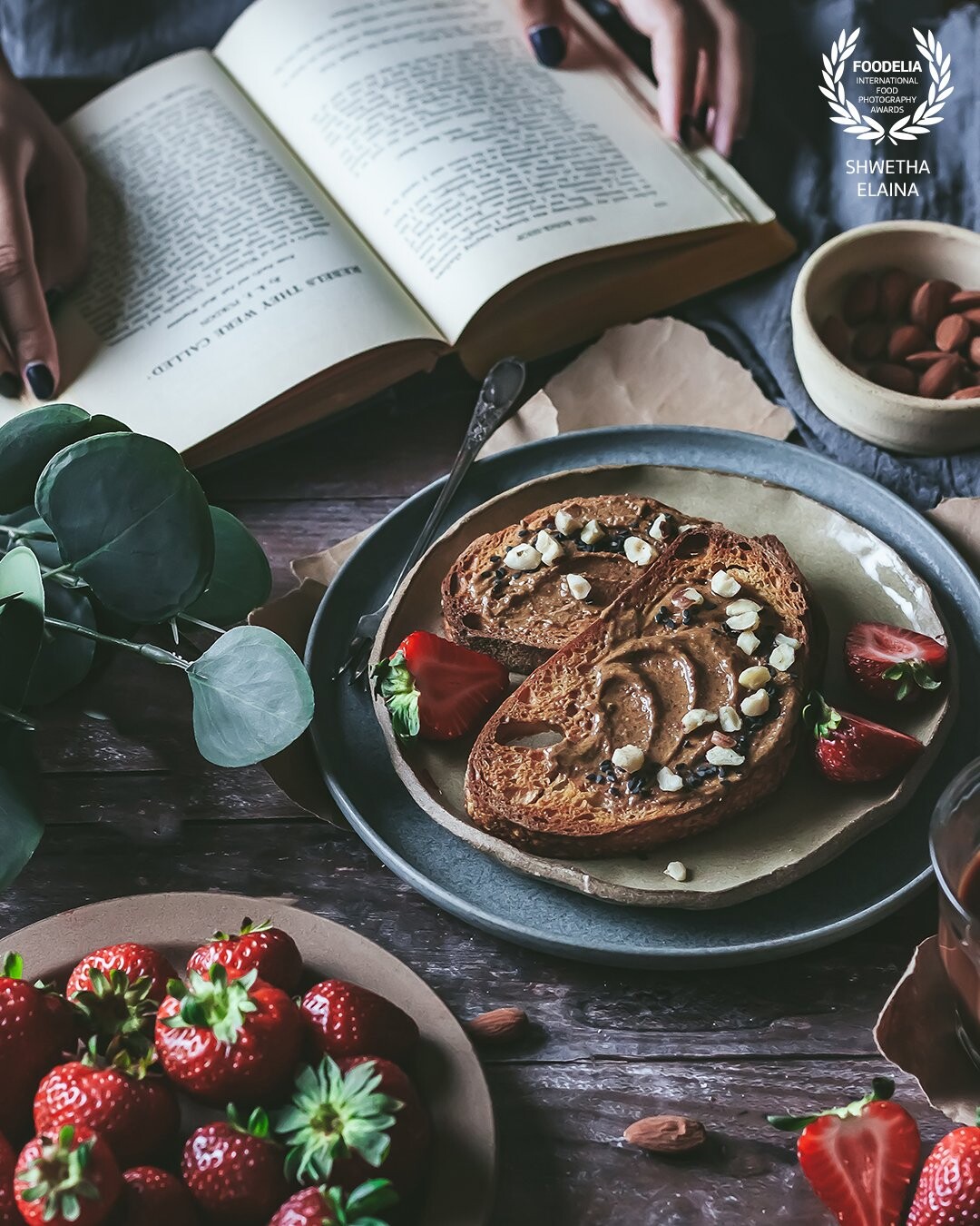 Almond butter on toasted GF bread with strawberries on the side. An attempt at creating a relaxed table scene and putting color theory in play.