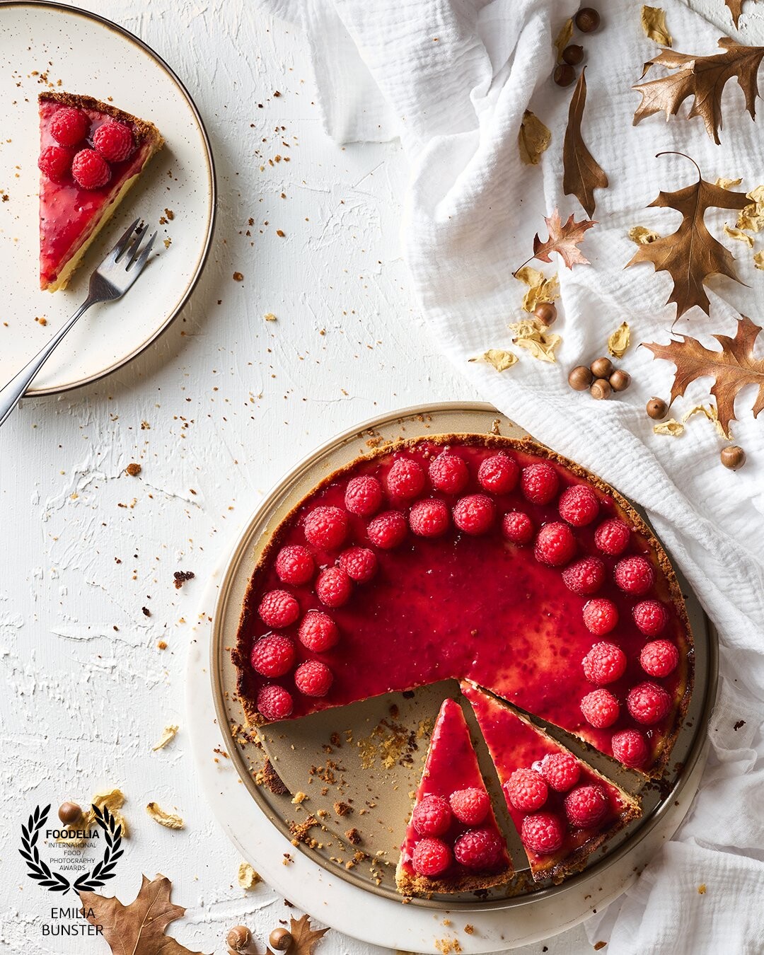 The main idea was to use a raspberry cheesecake in autumn season, trying to achieve a light and airy photograph where the red colors stand out.