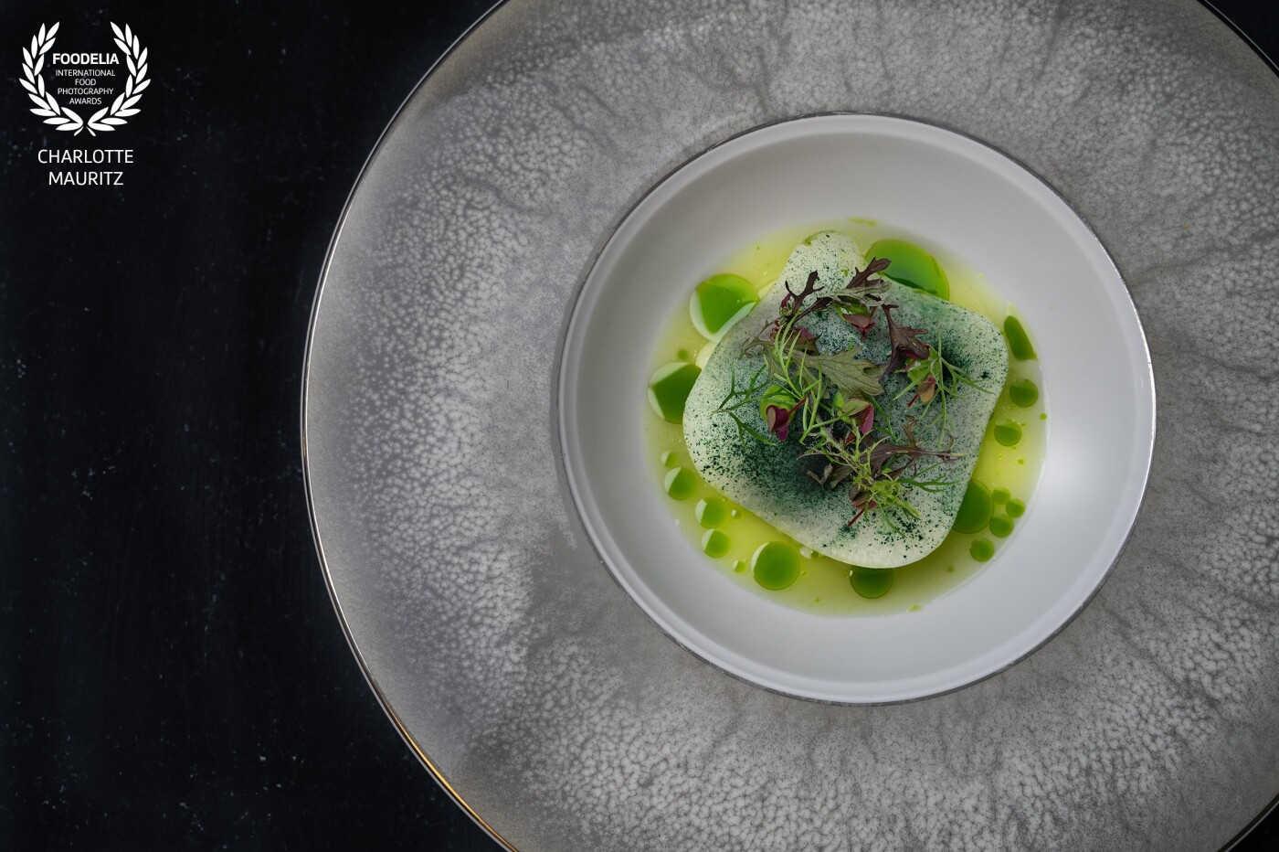 This dish is part of the new fall 2022 menu from high-end caterer Famous Flavours in the Netherlands. Chef Jasper Gronert made this beautiful dish. Mullet | Curry | Kohlrabi | Jalapeño