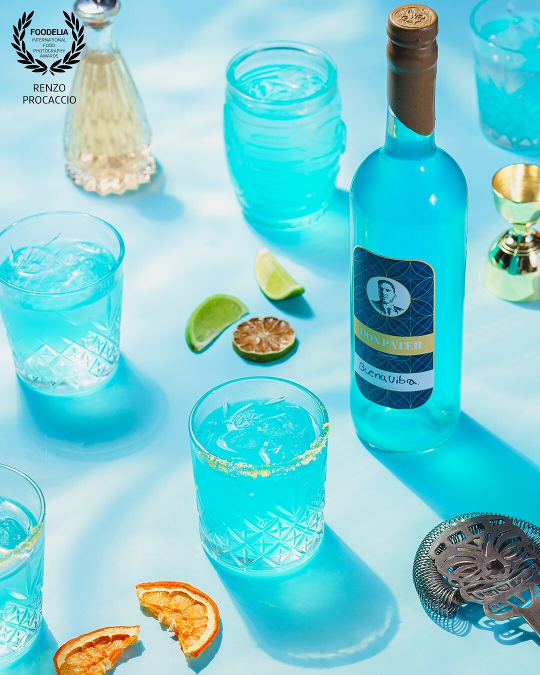 El Buena Vibra is a cocktail with coconut flavored rum, blue curacao and other secrets, created in a bar that no longer exists in the city of Maracaibo, Venezuela. Don Pater was in charge of creating his own version of this iconic drink, maintaining its tropical essence @coctelesdonpater