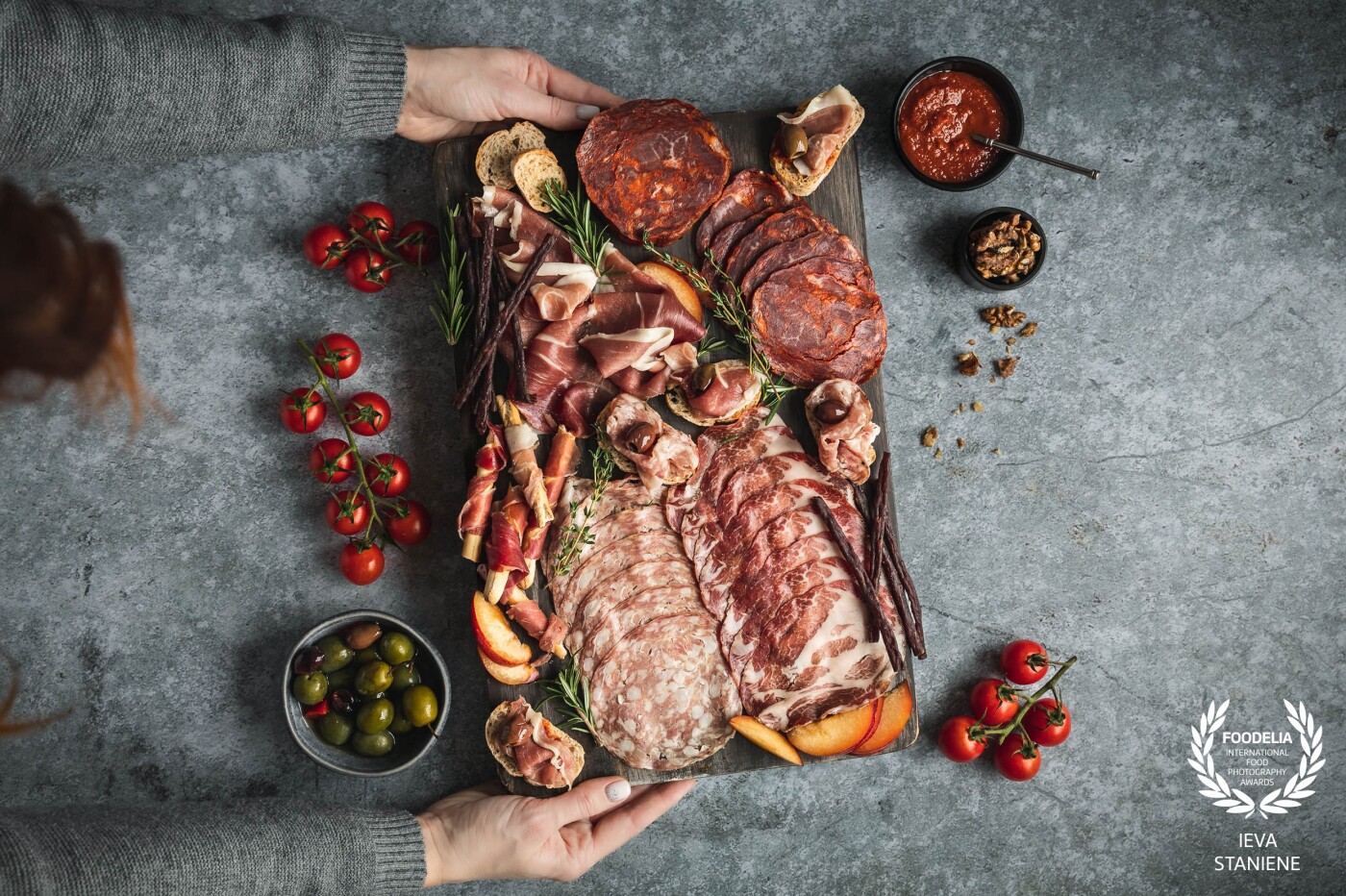 I made this meat platter in a collaboration with my client. The idea was to show the variety of meat products and to catch the eye with an inviting scene.