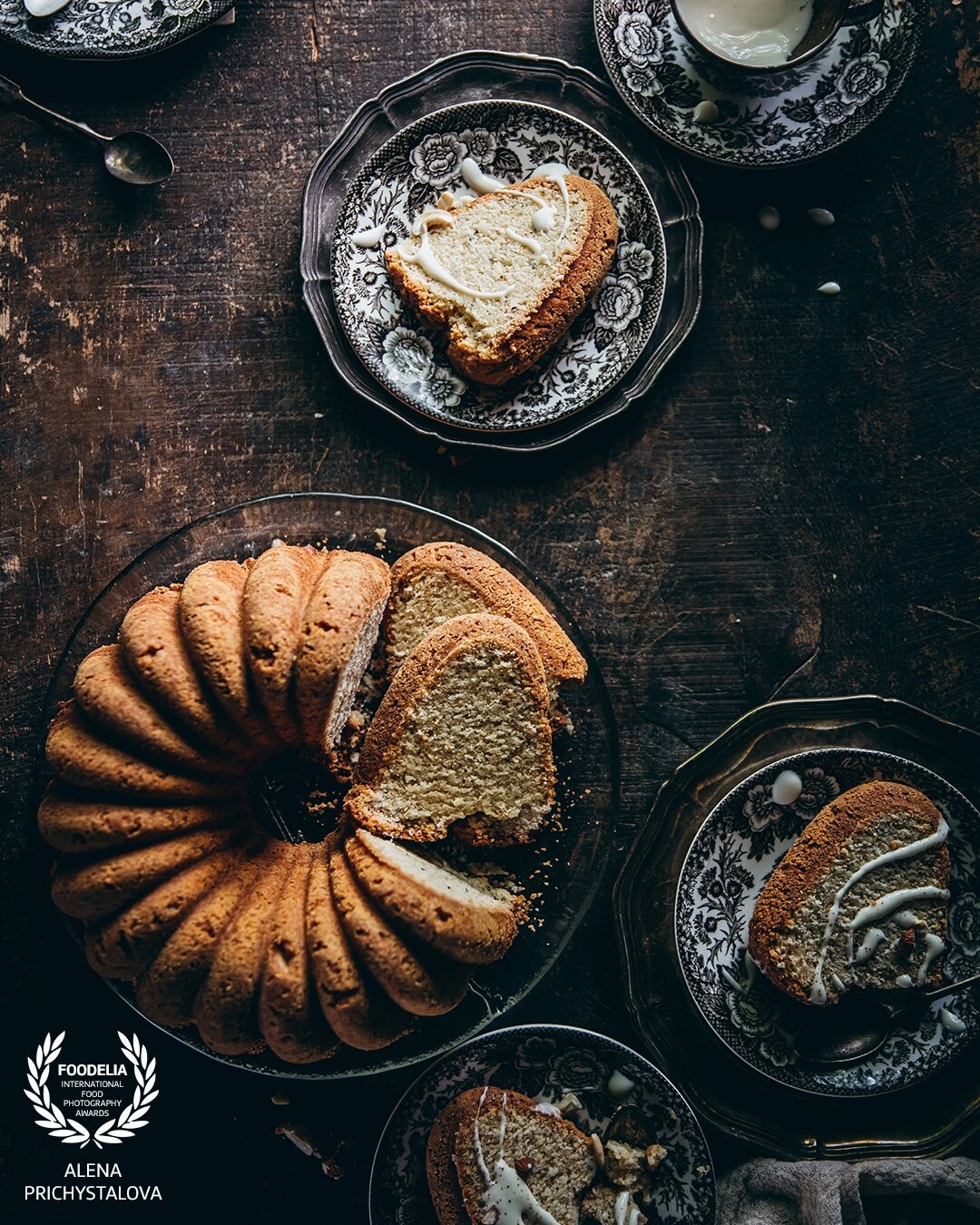 There's nothing better than a piece of bundt cake, a cup of coffee and chatting with friends. Behind every photo, there is a story and behind this one, there is a story of a workshop in Finland and its last day when we photographed the cardamom bundt cake.