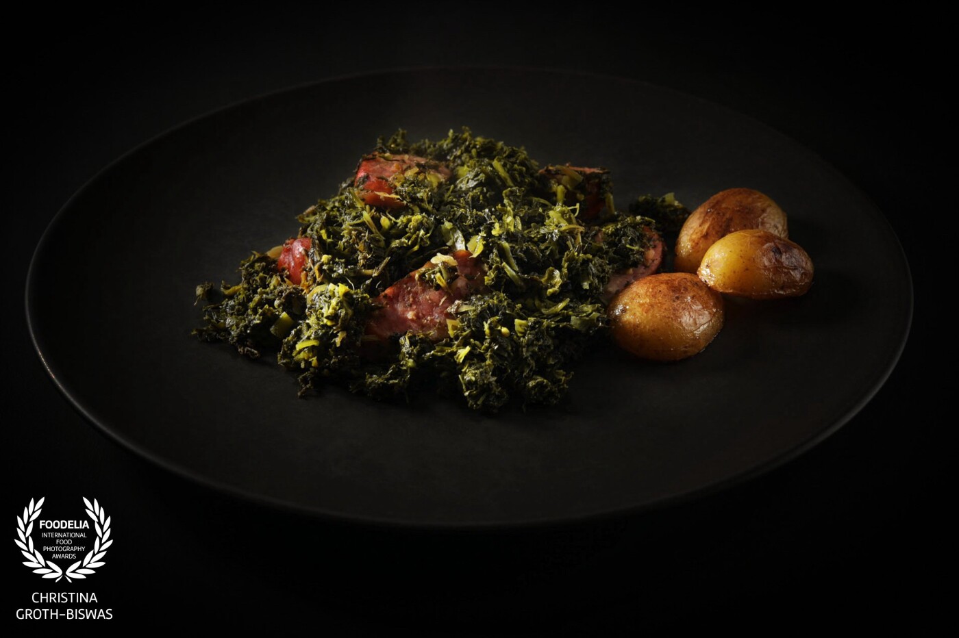Grünkohl, or kale, is a very popular German winter warmer dish. It's usually a very rustic dish and often captured as such, but I wanted to show it differently to bring out its beautiful side.