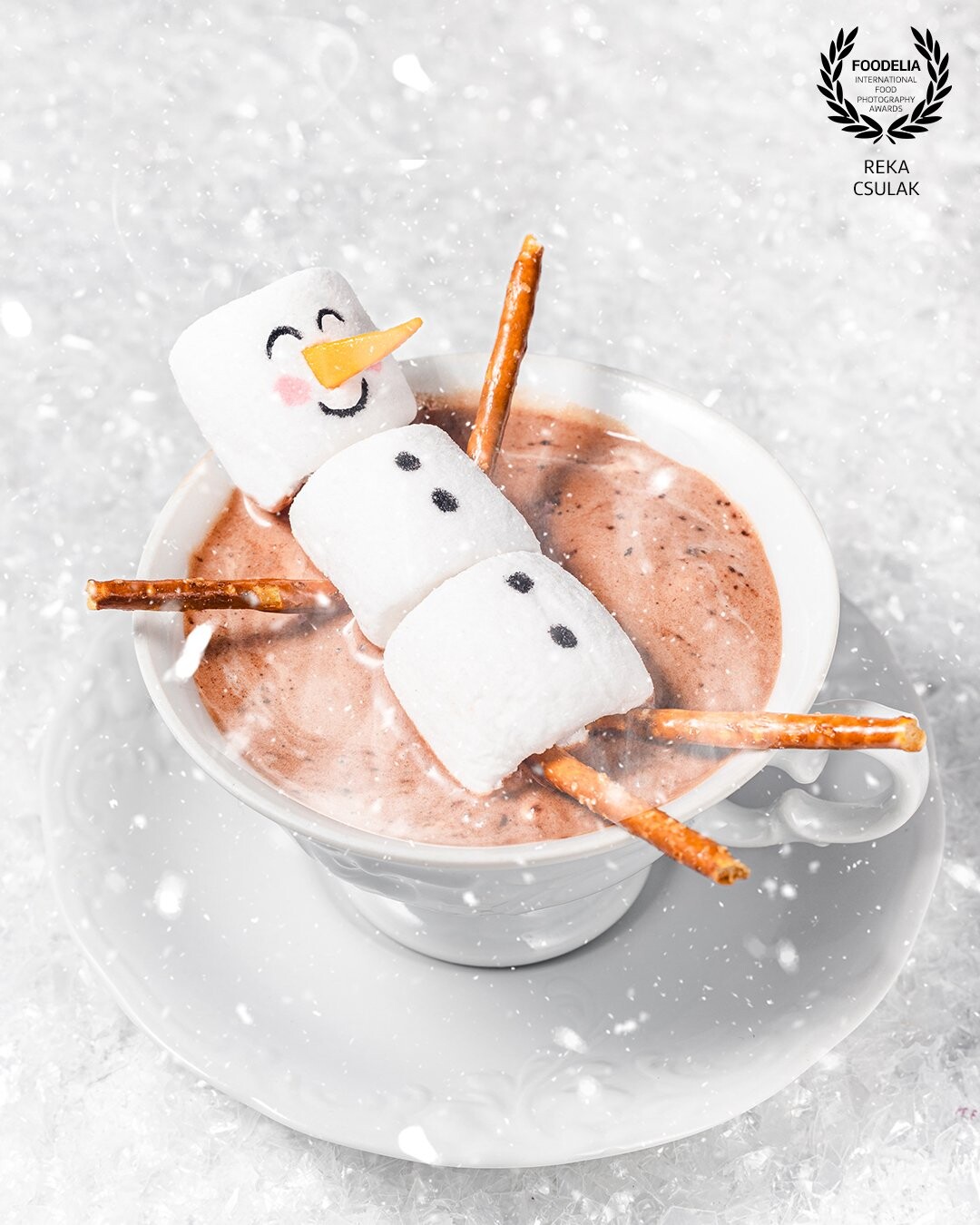 Lean back and enjoy this cup of winter-themed hot chocolate. Look how the marshmellow snowman enjoy it… after the first sip, a wide smile will be guaranteed on your face too!