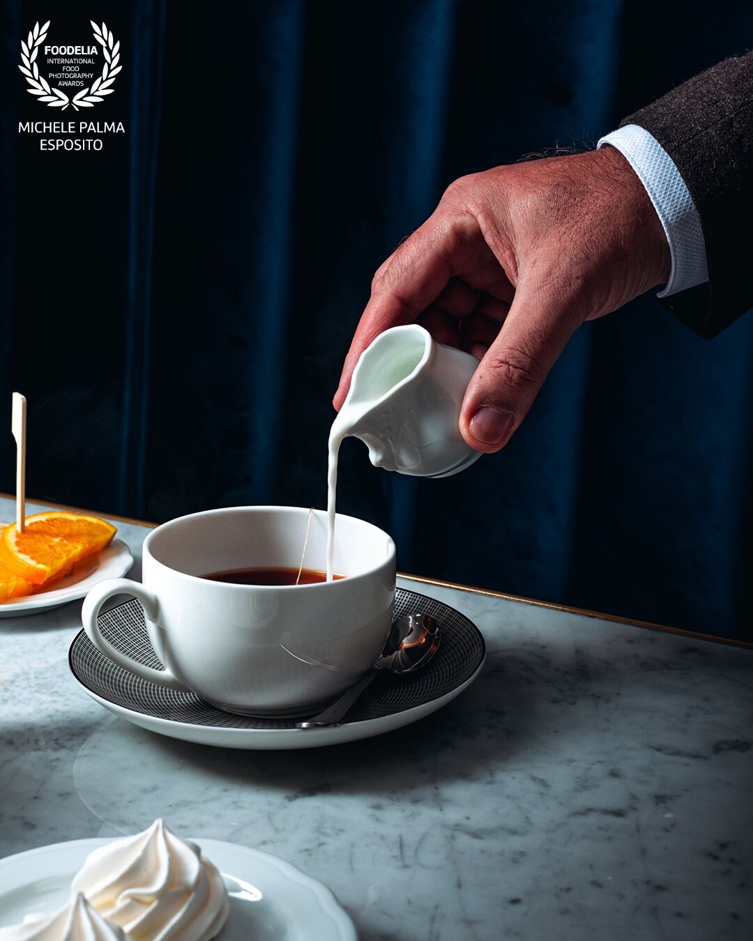 Un aggiunta di latte ad una tazza di tè esalta il suo sapore, dando un tocco di cremosità.<br />
Assaporarla in una elegante location come il Teatro San Carlo Cafè è qualcosa di unico.