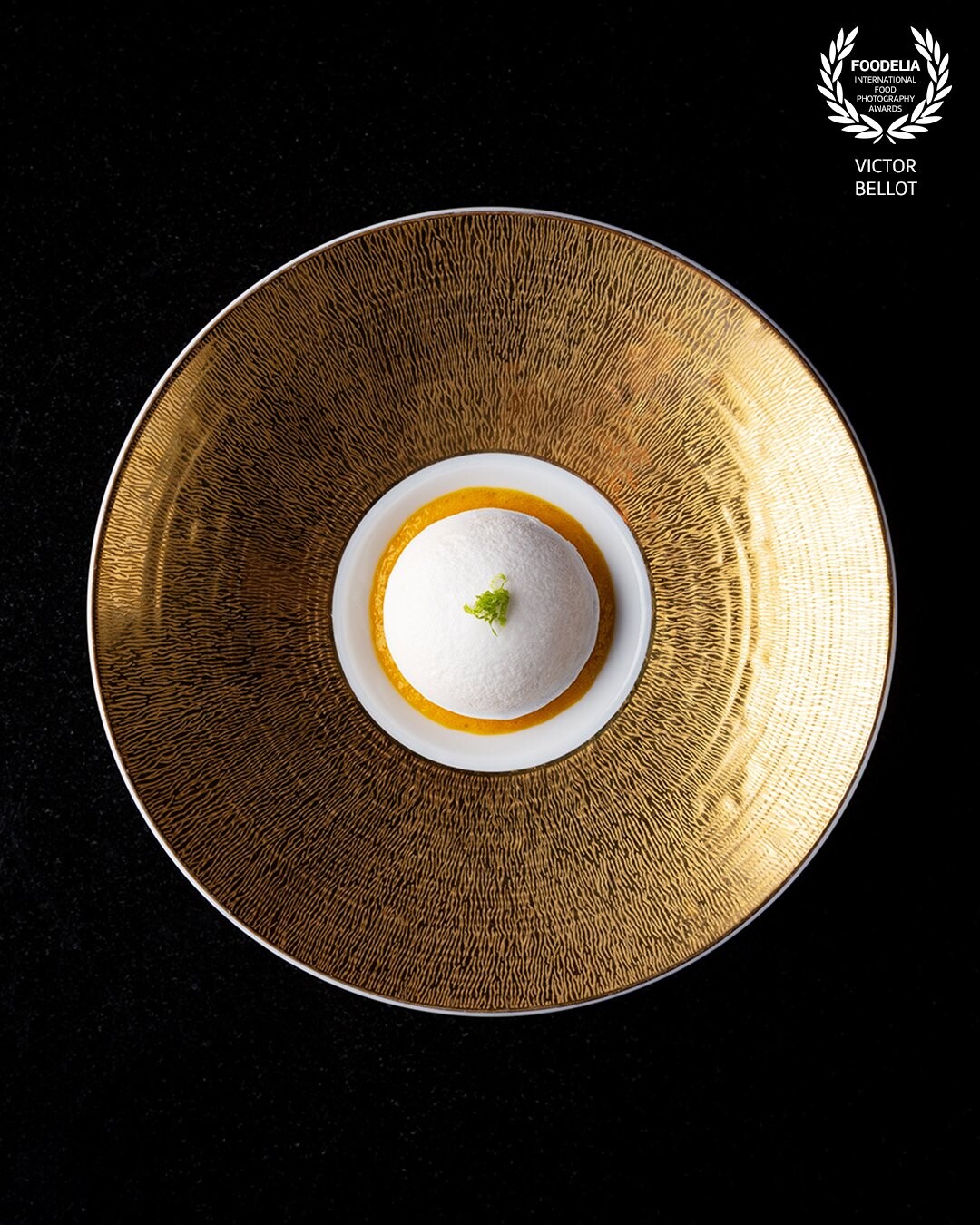 This photo highlights the purity of Joël Robuchon's Atelier Saint-Germain dessert. The purpose of this image is to highlight the millimetric dressing of a michelin star as well as the magnificent golden crockery.