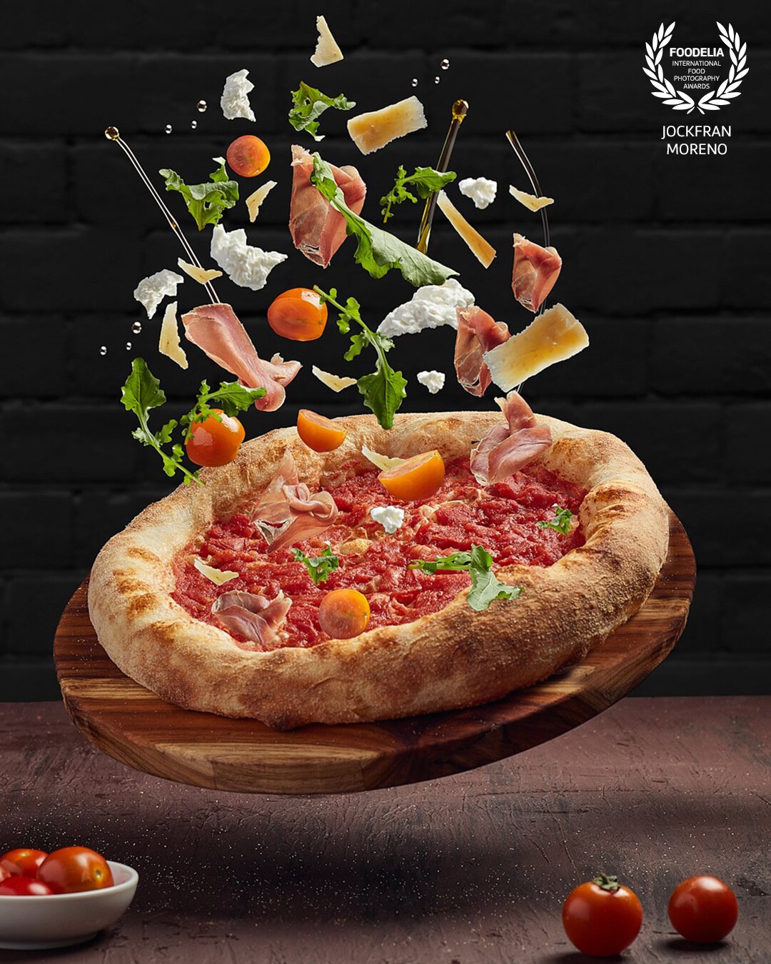 Fotografia Flyng Food realizada para el Restaurante @DueBimbe en la ciudad de Bogotá Colombia, la pizza es de los platos más conocidos y sabrosos del mundo, quizimos mostrar todos los ingredientes y detalles con lo que es preparada una pizza.