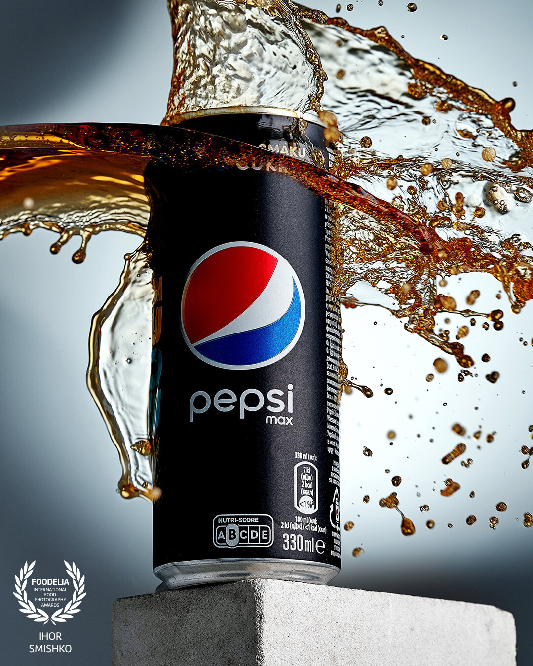 I really wanted to shoot advertising. Therefore, I came up with a technical task and implemented the idea with a splash. This is a classic for such drinks