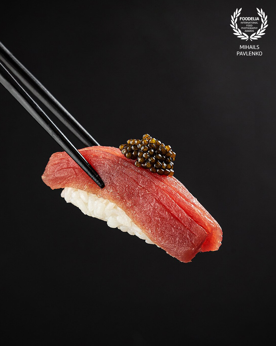 Tuna nigiri with black caviar.<br />
Nigiri @mrpo_lv<br />
Caviar @amura_caviar