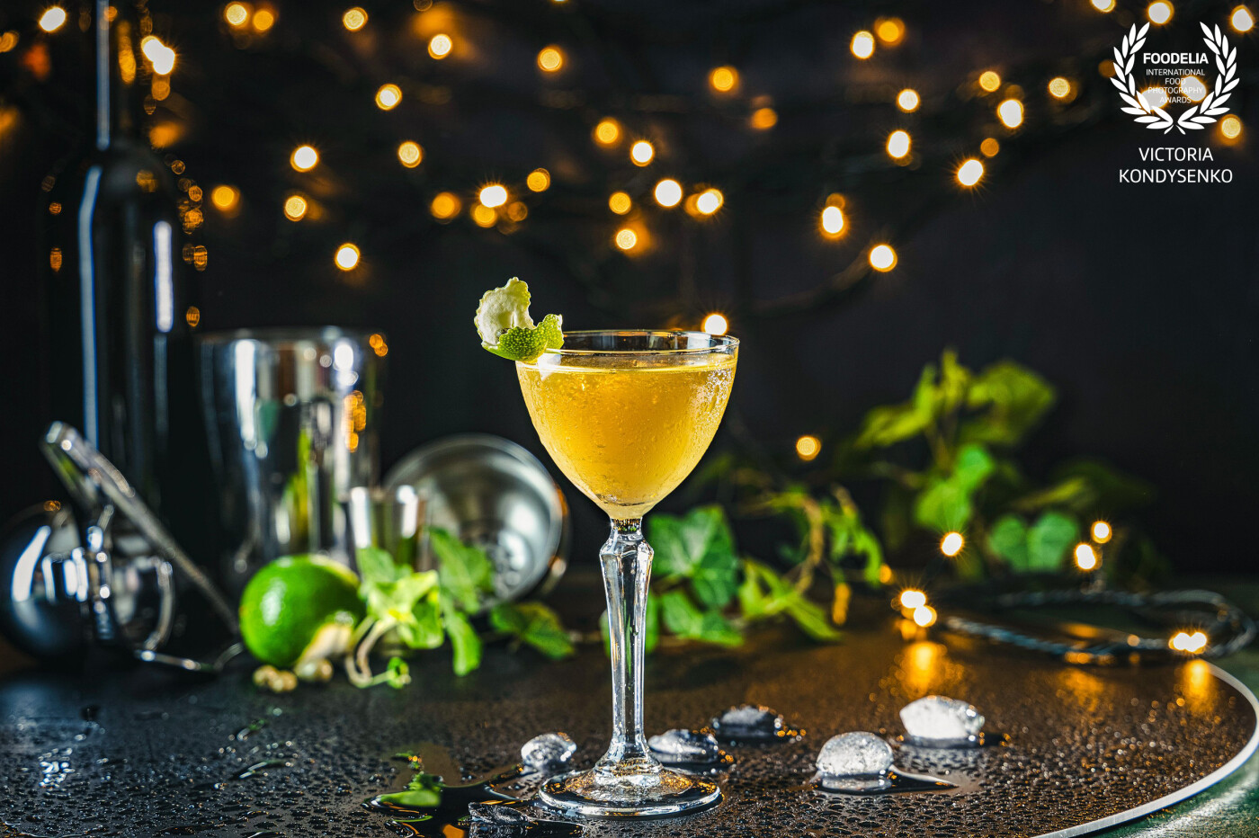 Original cocktail with dry gin, vermouth and sherry with the addition of a few drops of olive oil. Decorated twist de lima and capers