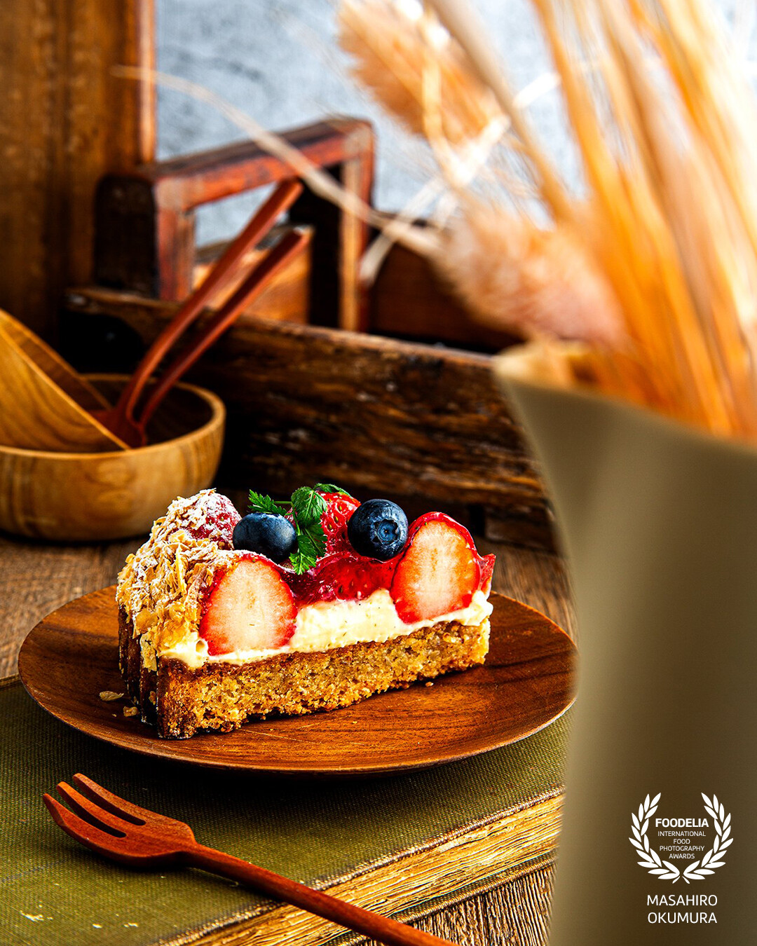 Strawberry tart <br />
Place a pitcher in front to create a sense of space. <br />
The strawberry and blueberry colors are eye-catching.