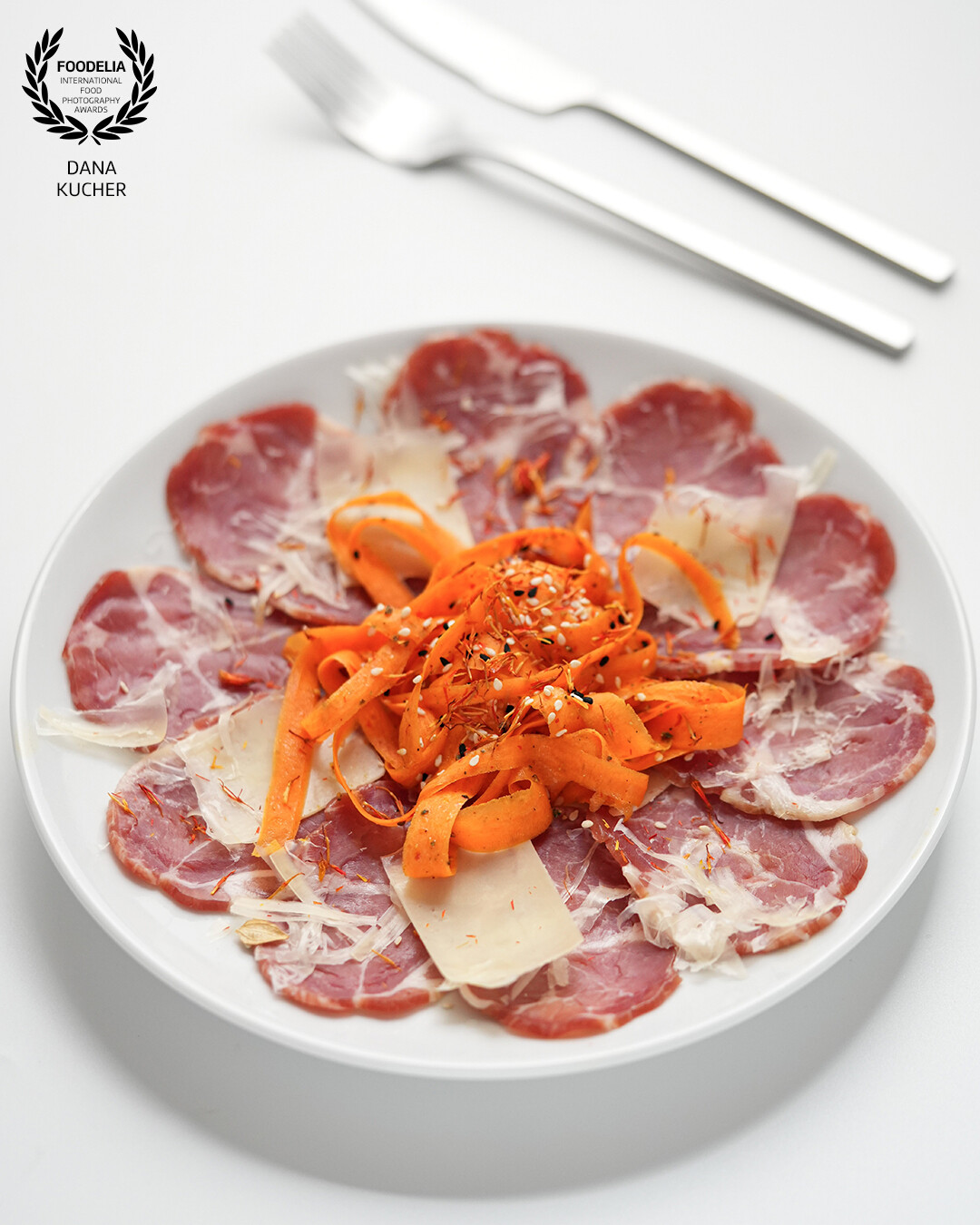 “Elegant Simplicity”<br />
A perfect harmony of flavors in every element. Thinly sliced carpaccio, delicate cheese shavings, and a spiced marinated carrot salad create an exquisite balance of textures and aromas. The minimalist presentation enhances the sophistication of this dish, turning it into a true gastronomic delight.