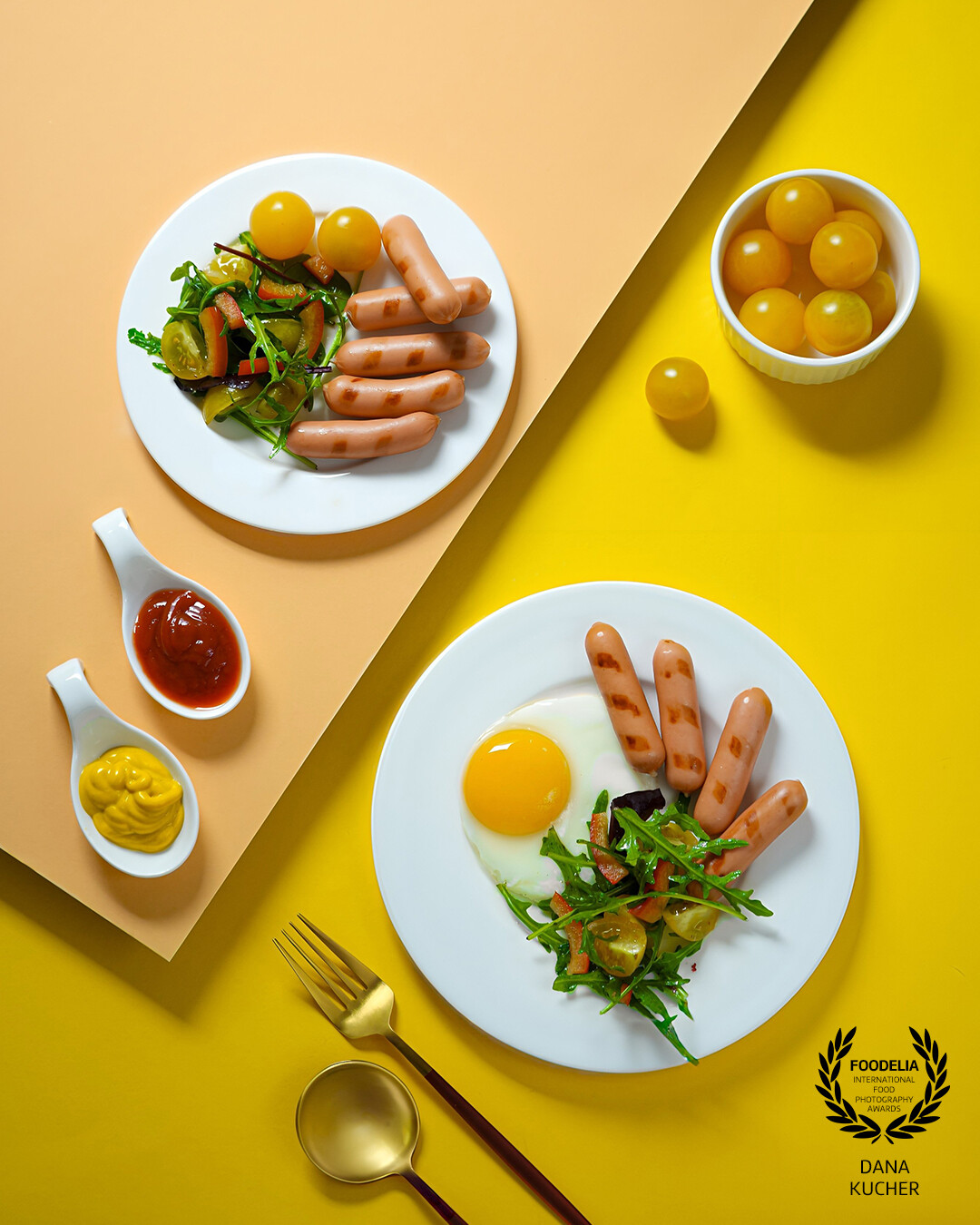 “A Breakfast in Bright Tones”<br />
A playful combination of colors and flavors! A delicious breakfast featuring juicy sausages, a tender egg, and a fresh salad is complemented by vibrant accents of yellow tomatoes and sauces. The contrasting shades and stylish composition make this dish not only tasty but also a visual delight.