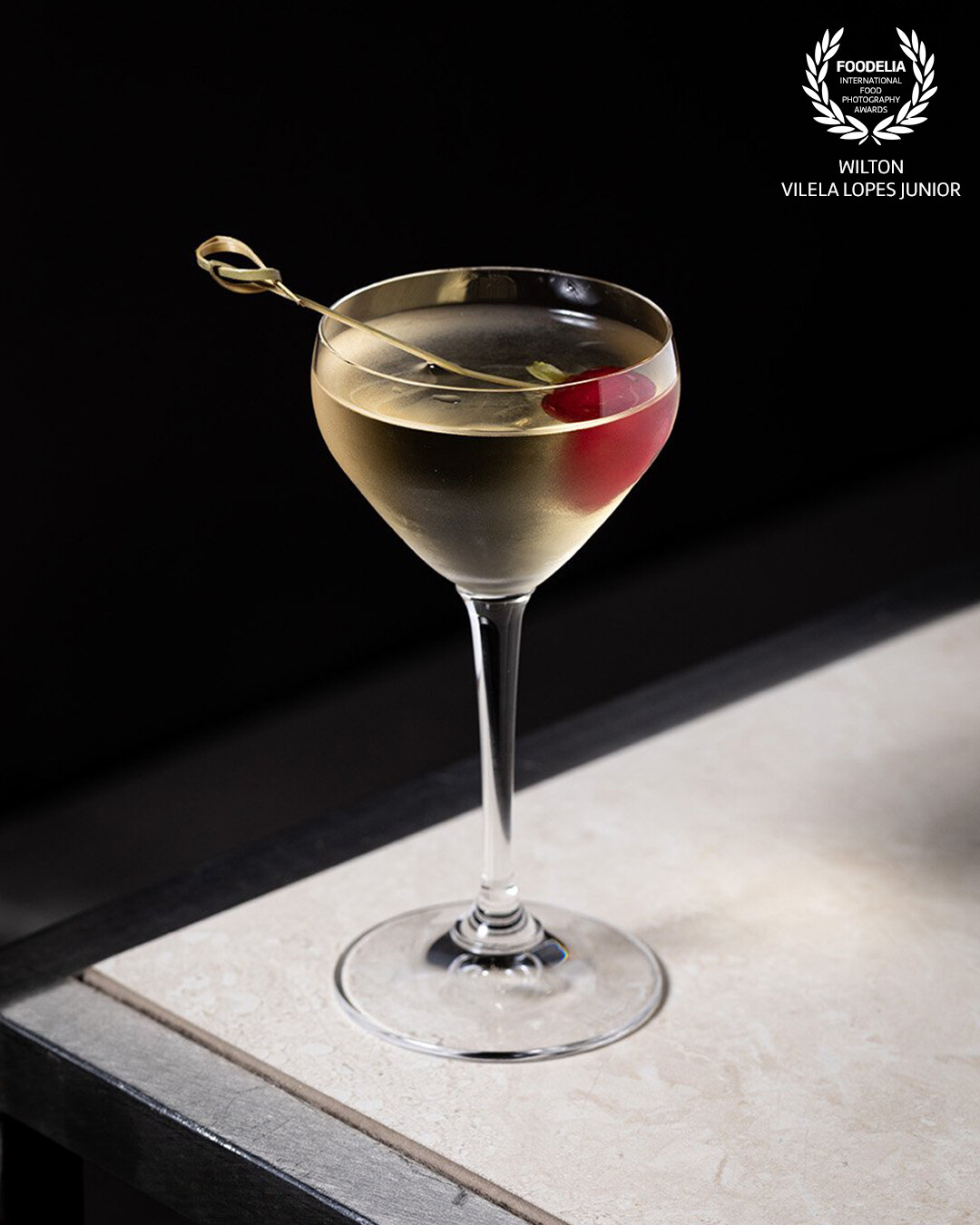 Cocktails are always followed by lots of joy and celebration. In this case, I can show my excitement to be here presenting my work to you.<br />
<br />
Brindes sempre são seguidos de muita alegria e comemorações. Nesse caso, ele pode demonstrar a minha emoção de estar aqui apresentando meu trabalho à vocês.