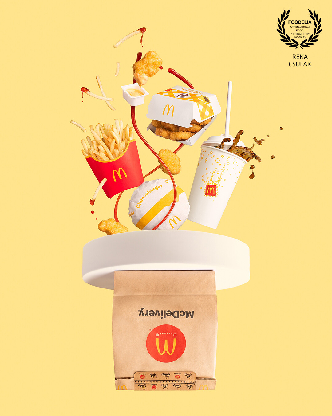 I aimed to reveal the deliciousness hidden in this home-delivery bag in an eye-catching way with various actions from splashes, dips and flying sauces.