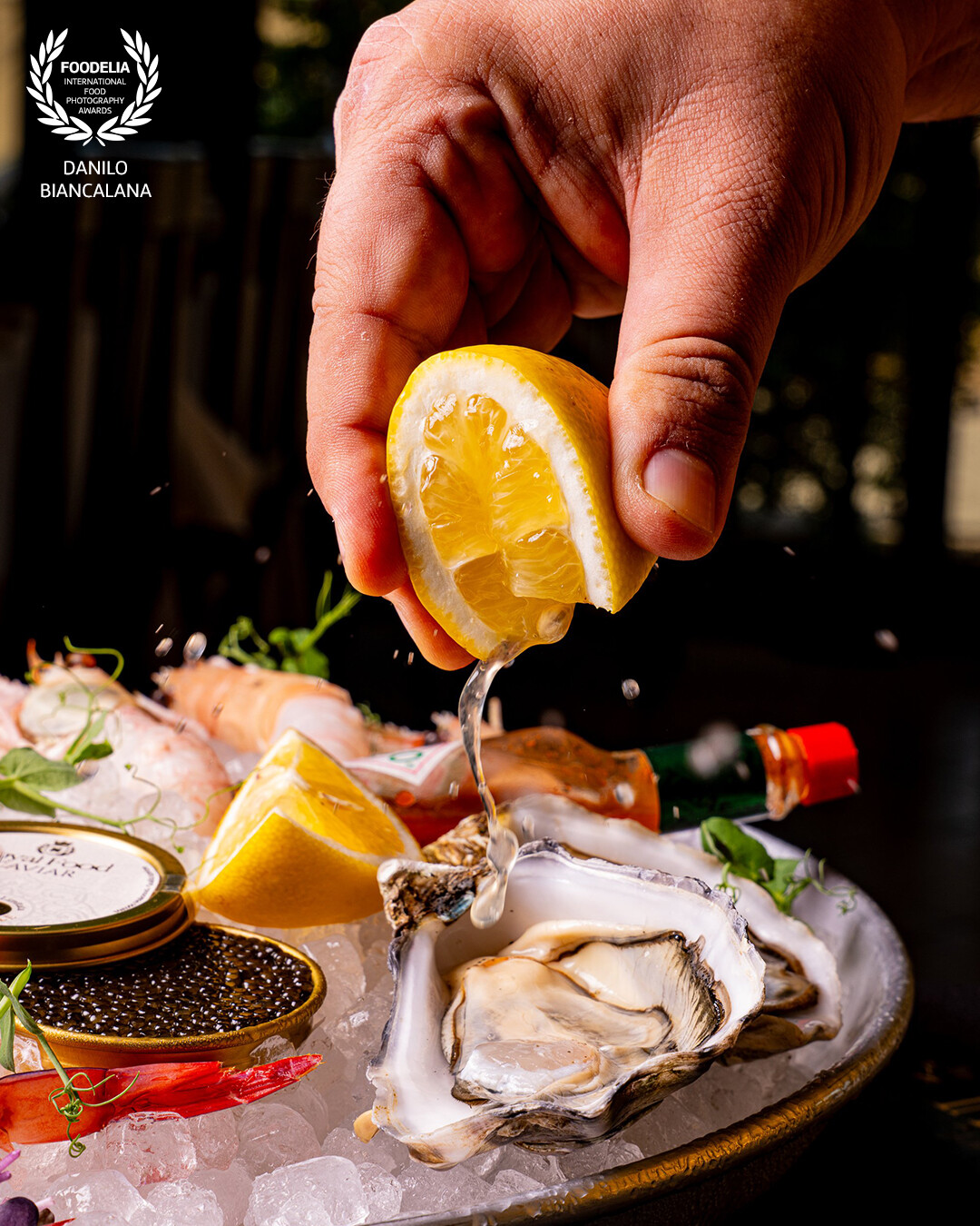 The culinary experience begins with a delicate selection of raw seafood by the talented Chef Giuseppe La Marca, very fresh and expertly presented. The scent of the sea combines with the elegance of Royal Food Caviar caviar, creating an unforgettable harmony of flavors