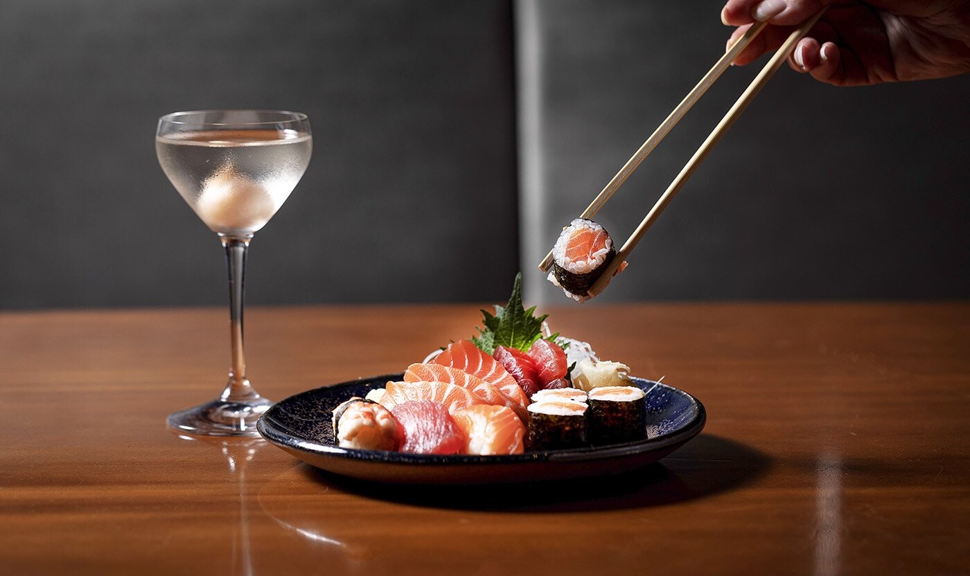 What is the best drink to accompany Japanese food?

Qual o melhor drink para acompanhar comida jap...
