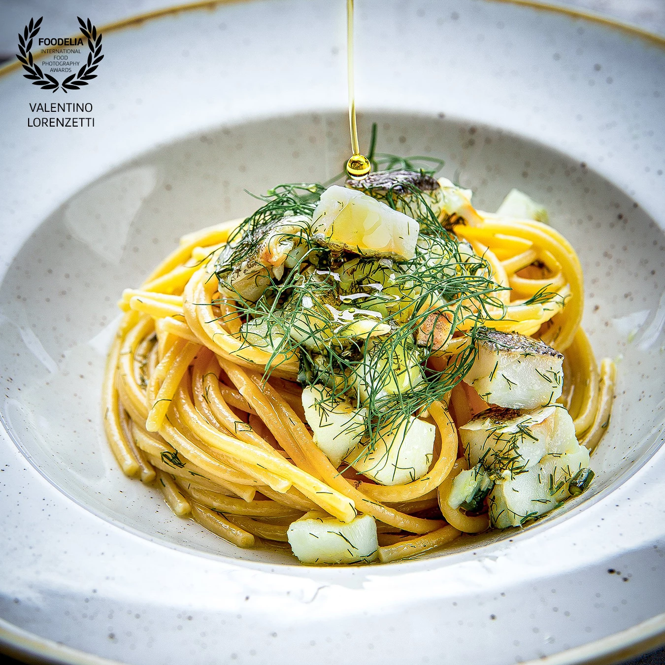 The white of the cod, the green of wild fennel, the golden hue of pasta: a visual harmony steeped in reinvented tradition.