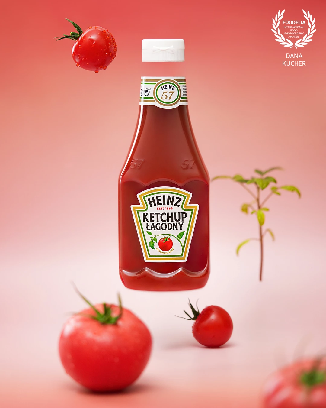 The perfect harmony of color, form, and texture — everything in this frame works to highlight the main hero: Heinz Łagodny ketchup.<br />
The light composition, floating tomatoes, and gentle background blur evoke a sense of freshness, naturalness, and dynamic energy.<br />
This is not just a photo — it’s a story about flavor, born from the finest tomatoes and becoming a favorite on every table.