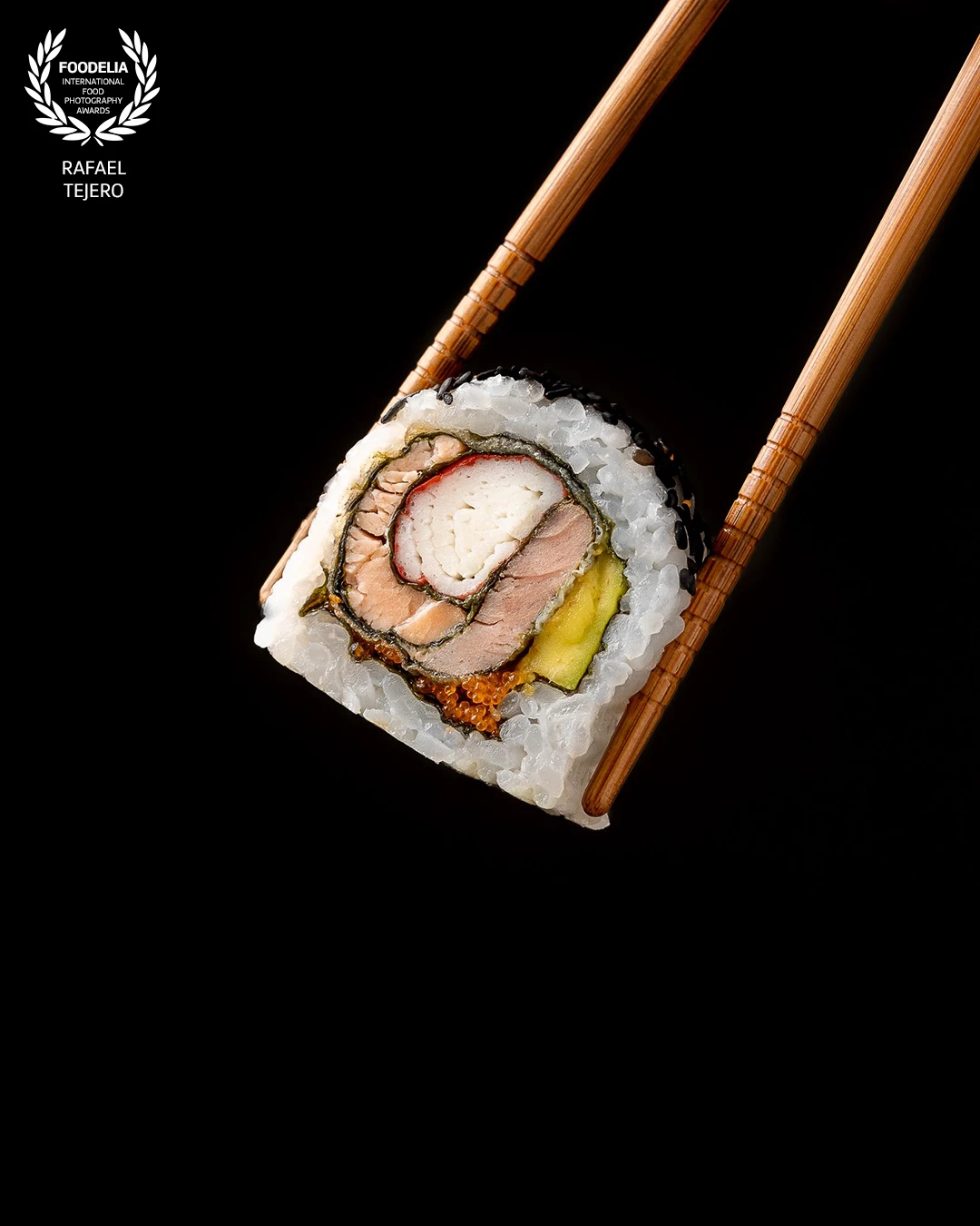 We always tell our students that sushi is one of those dishes that can never be missing from your food photography portfolio. This time, we captured this beautiful and colorful maki, highlighting its textures and colors.