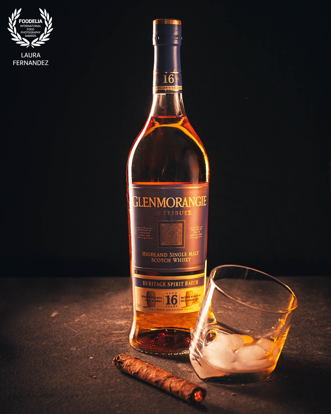 A moment suspended in time, a quiet pause where elegance unfolds effortlessly. The simplicity of refined pleasures.