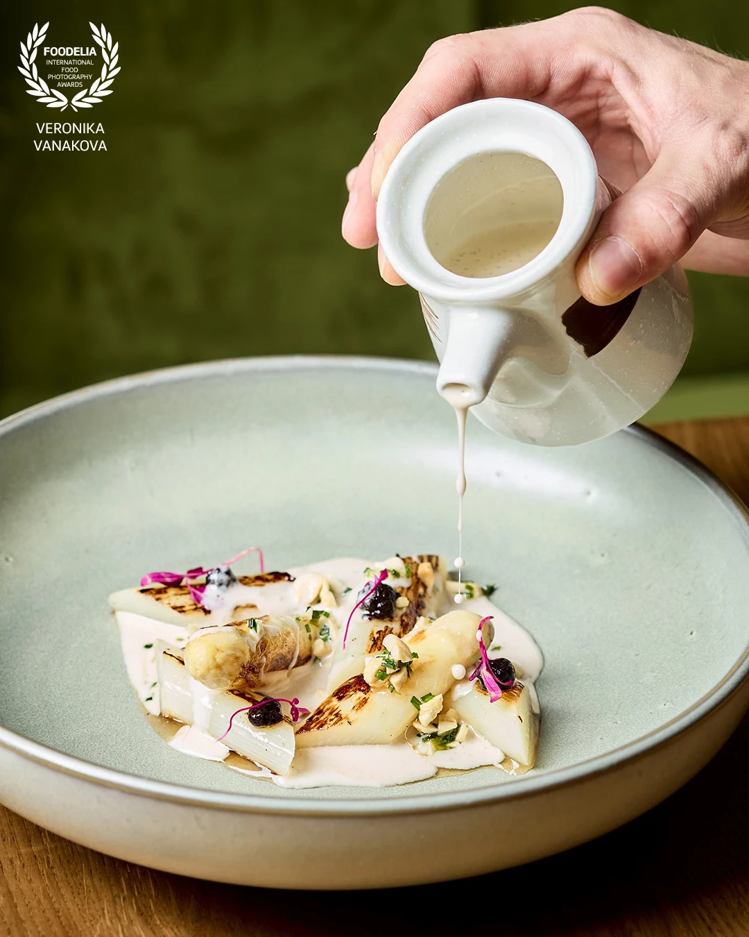 A spring composition from La Trasiega restaurant (@latrasiega): tender white asparagus from Navarra, carefully cooked to preserve its delicate flavor, served with a silky, dairy-free tigernut jus. A minimal yet vibrant celebration of seasonal ingredients.